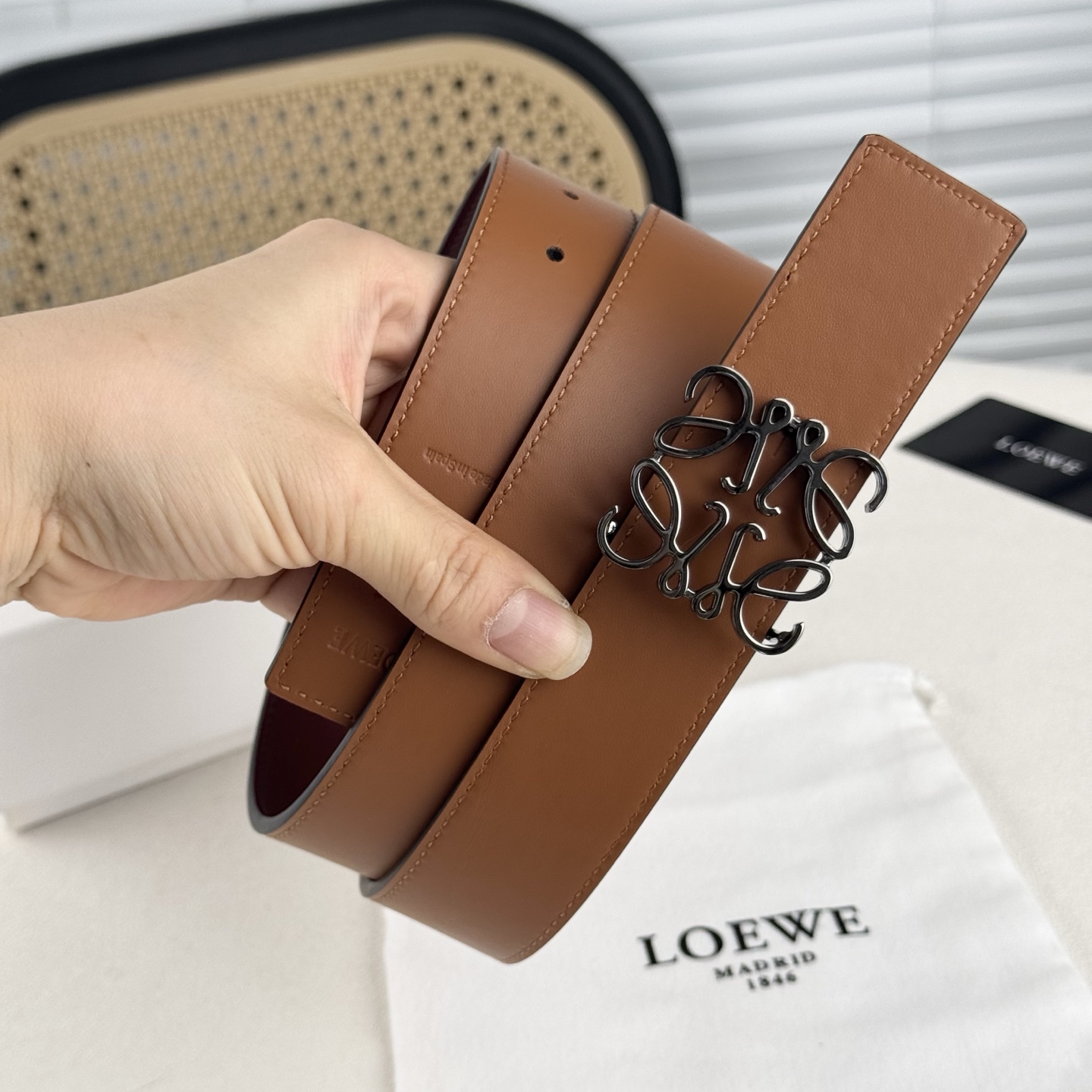  。 Loewe✨罗意w。 经典款！平纹小牛皮腰带  双面均可佩戴。 字母组合平滑扣、手工细致精巧 3.