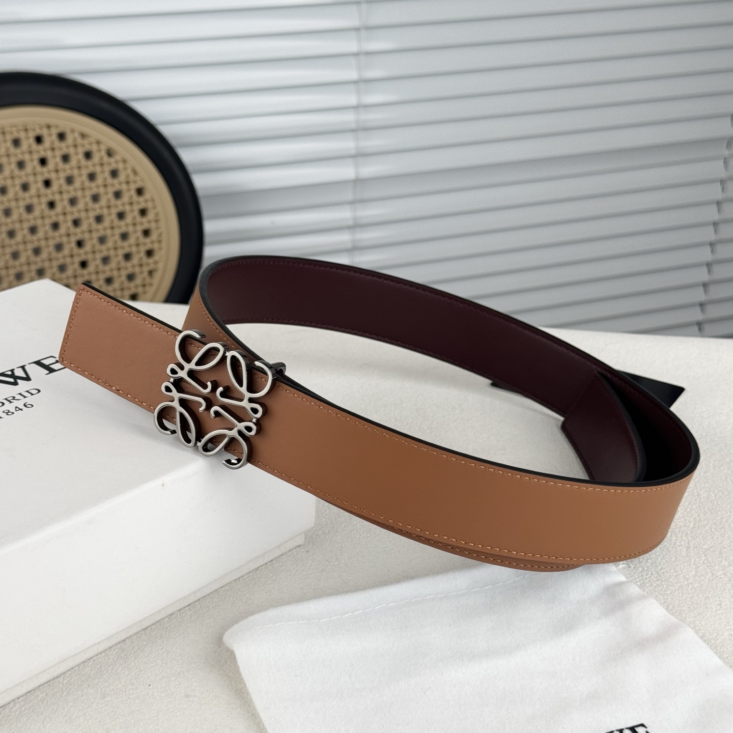  。 Loewe✨罗意w。 经典款！平纹小牛皮腰带  双面均可佩戴。 字母组合平滑扣、手工细致精巧 3.