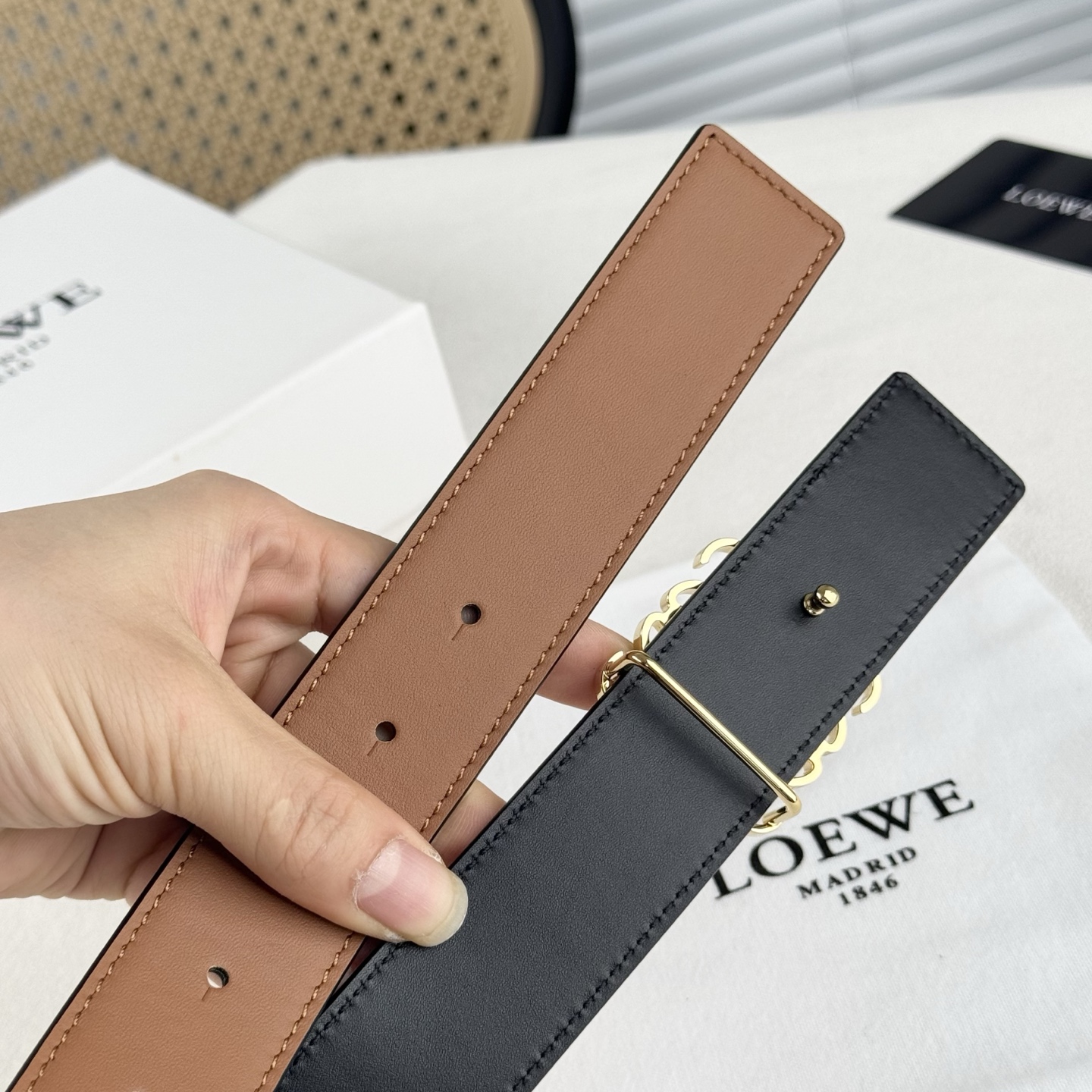  。 Loewe✨罗意w。 经典款！平纹小牛皮腰带  双面均可佩戴。 字母组合平滑扣、手工细致精巧 3.