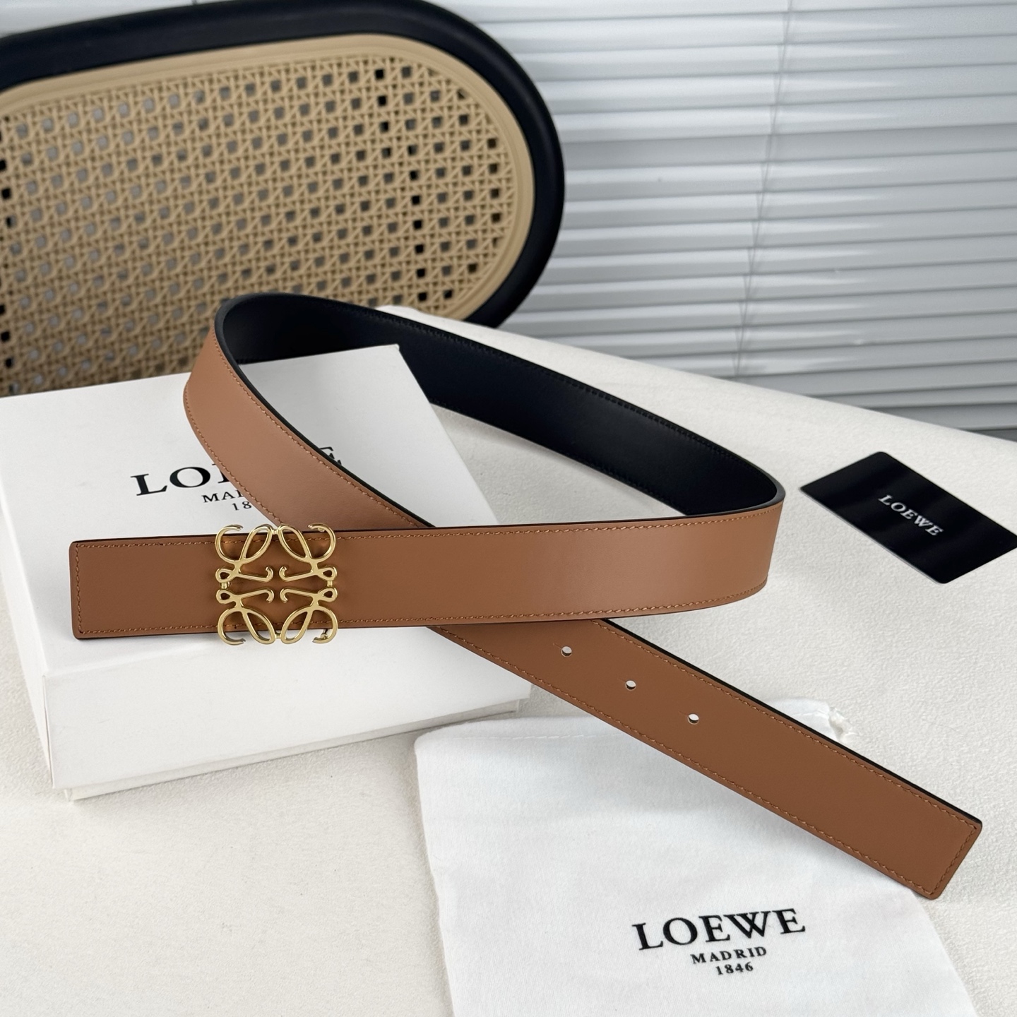  。 Loewe✨罗意w。 经典款！平纹小牛皮腰带  双面均可佩戴。 字母组合平滑扣、手工细致精巧 3.
