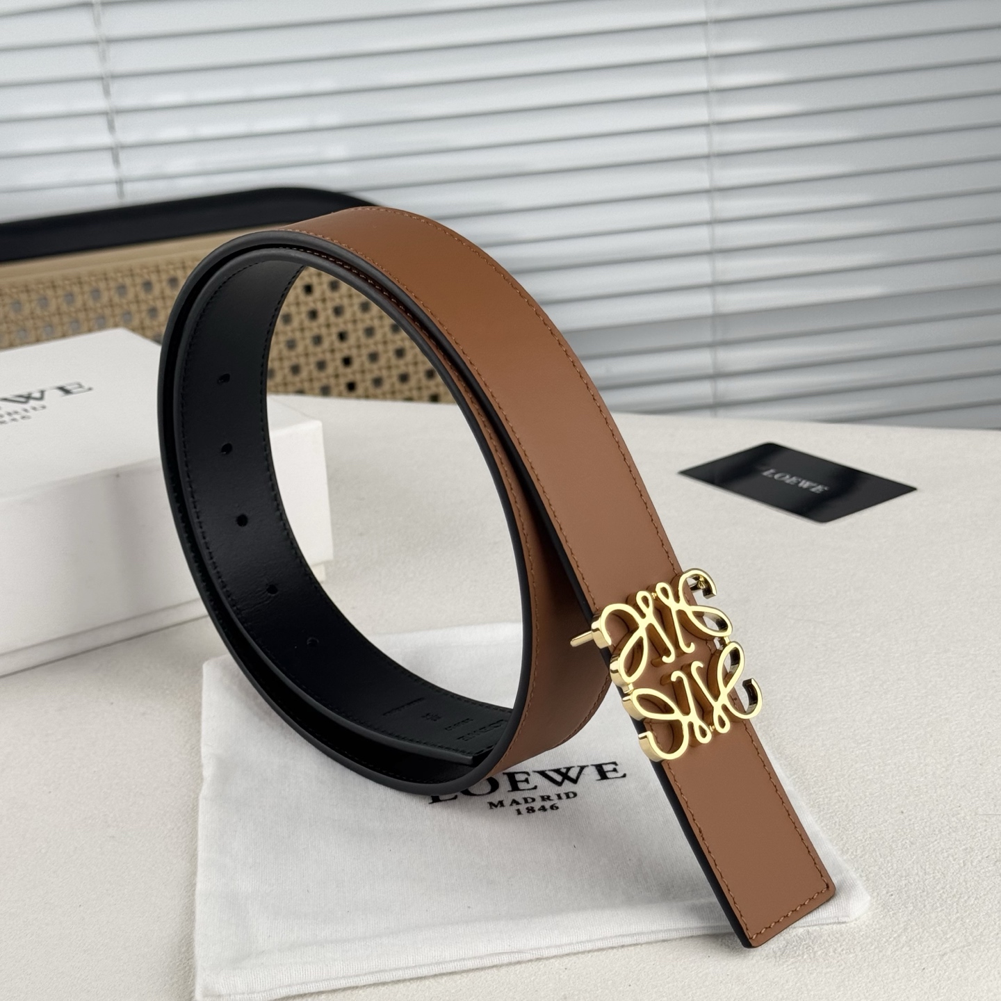  。 Loewe✨罗意w。 经典款！平纹小牛皮腰带  双面均可佩戴。 字母组合平滑扣、手工细致精巧 3.