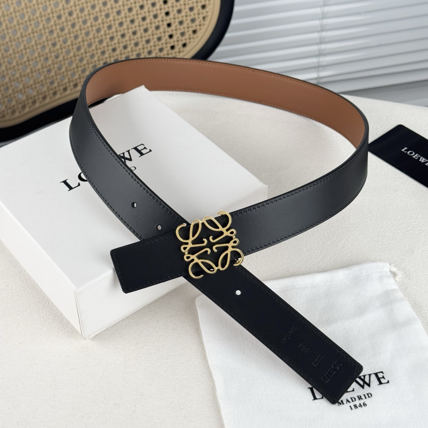  。 Loewe✨罗意w。 经典款！平纹小牛皮腰带  双面均可佩戴。 字母组合平滑扣、手工细致精巧 3.