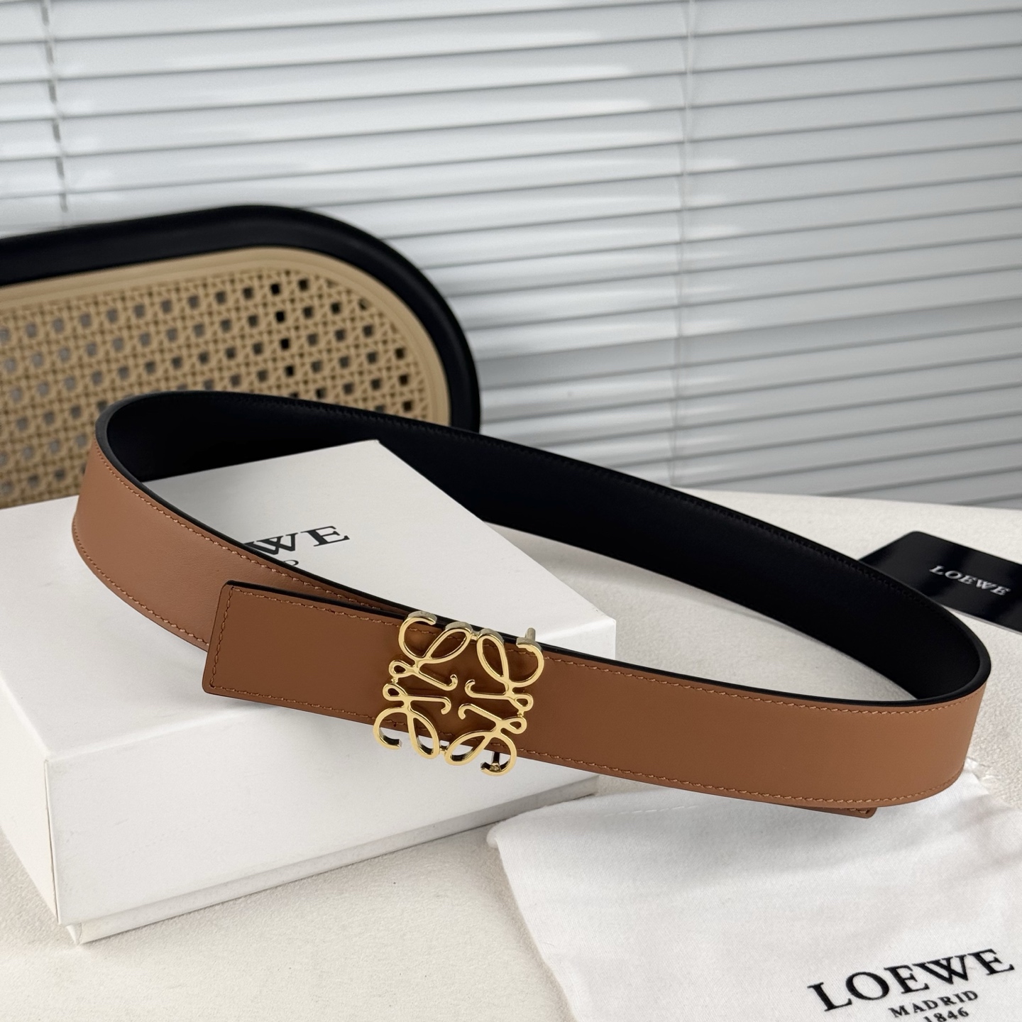  。 Loewe✨罗意w。 经典款！平纹小牛皮腰带  双面均可佩戴。 字母组合平滑扣、手工细致精巧 3.