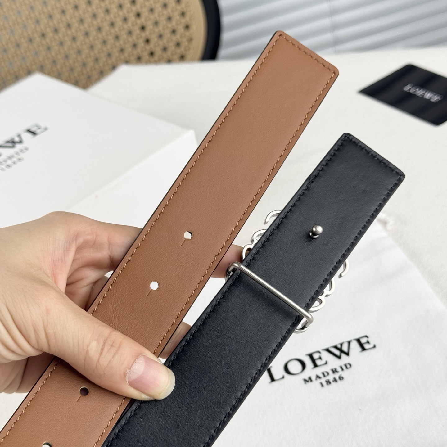  。 Loewe✨罗意w。 经典款！平纹小牛皮腰带  双面均可佩戴。 字母组合平滑扣、手工细致精巧 3.