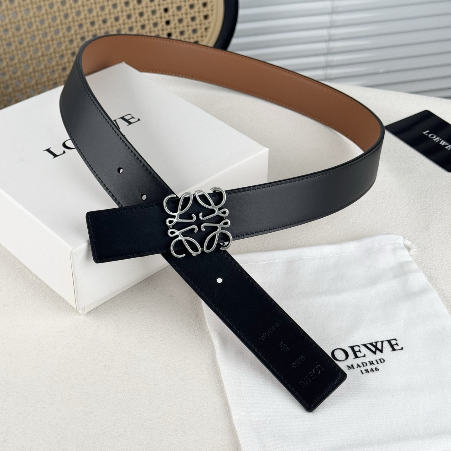  。 Loewe✨罗意w。 经典款！平纹小牛皮腰带  双面均可佩戴。 字母组合平滑扣、手工细致精巧 3.