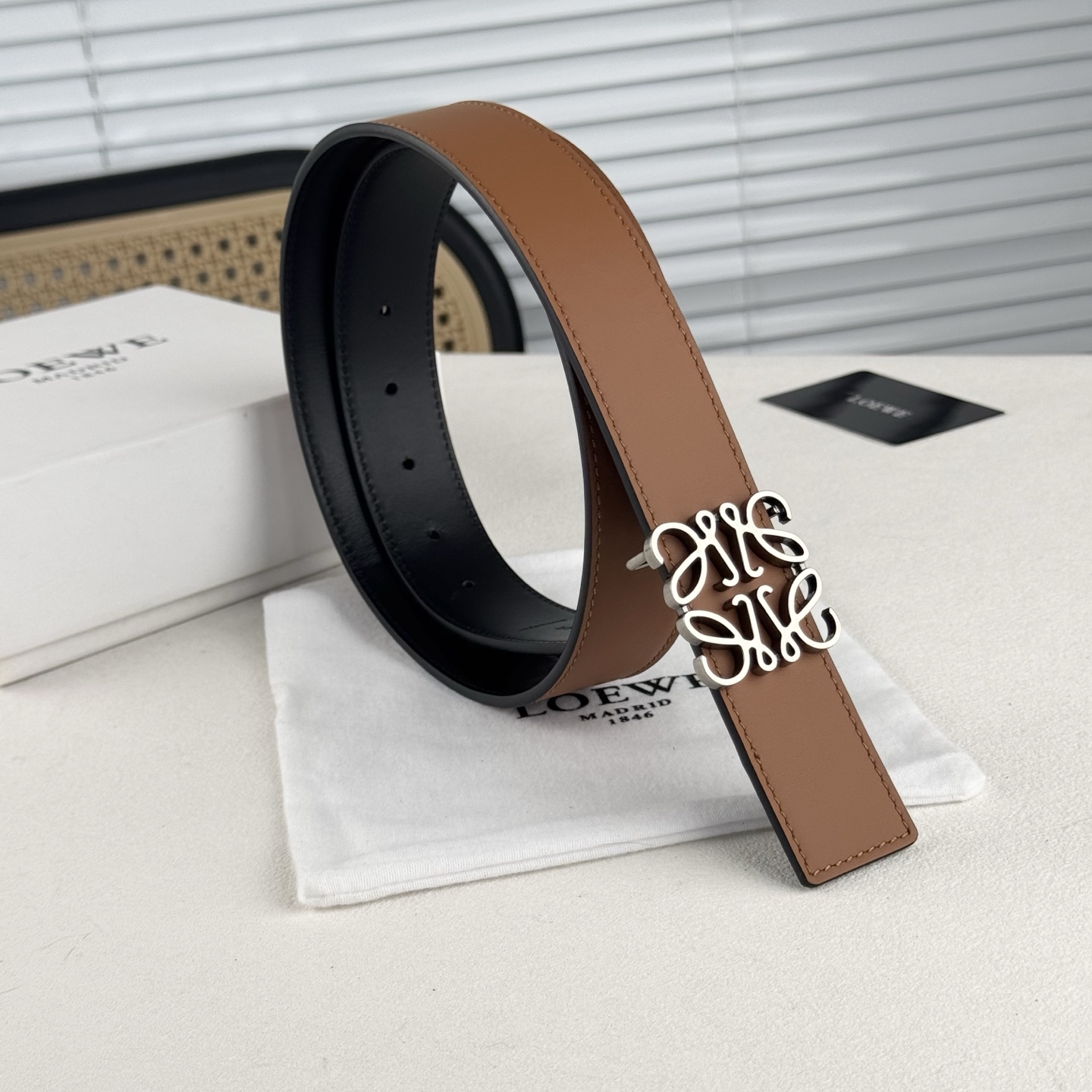  。 Loewe✨罗意w。 经典款！平纹小牛皮腰带  双面均可佩戴。 字母组合平滑扣、手工细致精巧 3.