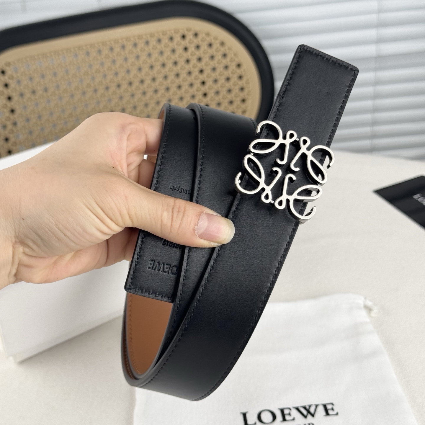  。 Loewe✨罗意w。 经典款！平纹小牛皮腰带  双面均可佩戴。 字母组合平滑扣、手工细致精巧 3.