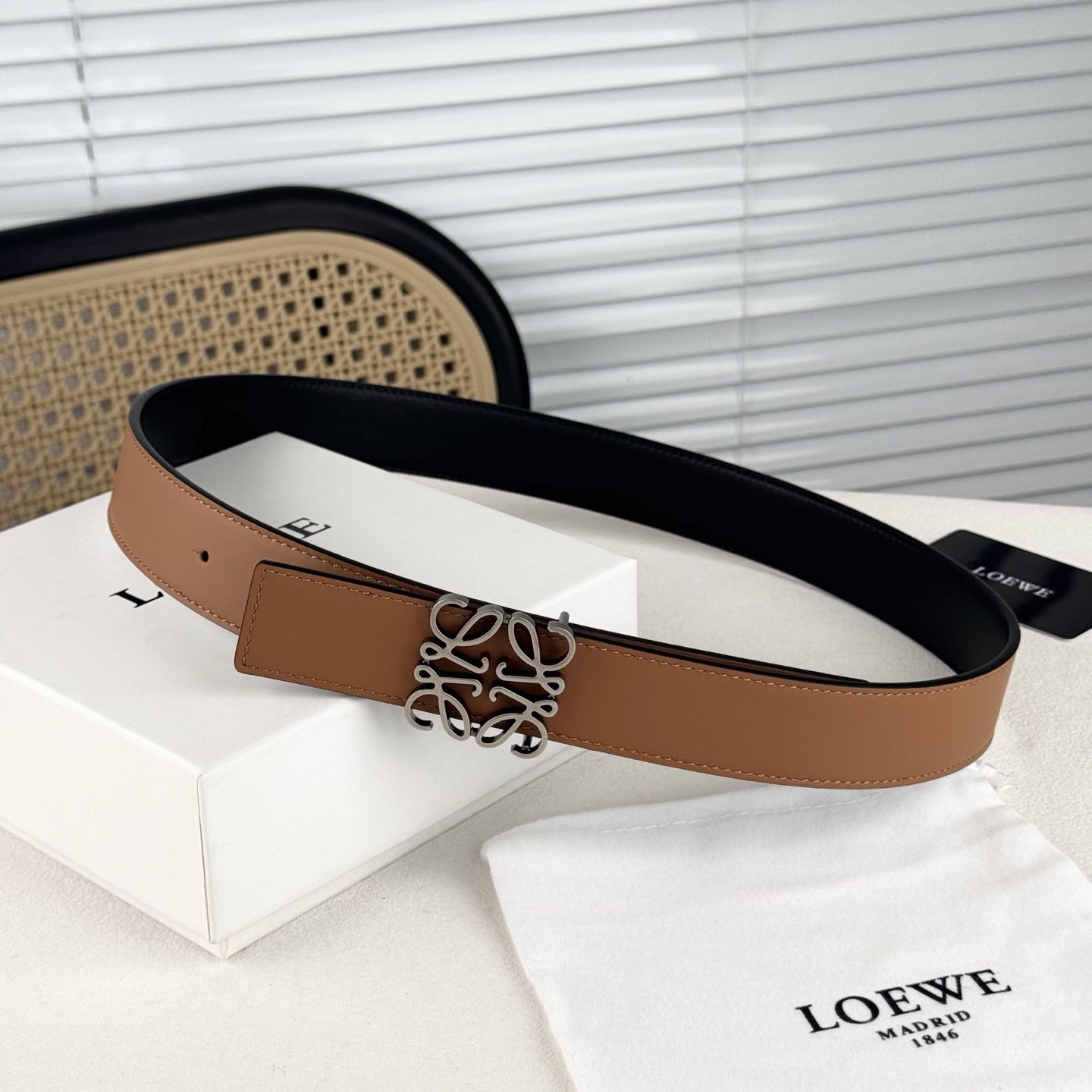  。 Loewe✨罗意w。 经典款！平纹小牛皮腰带  双面均可佩戴。 字母组合平滑扣、手工细致精巧 3.