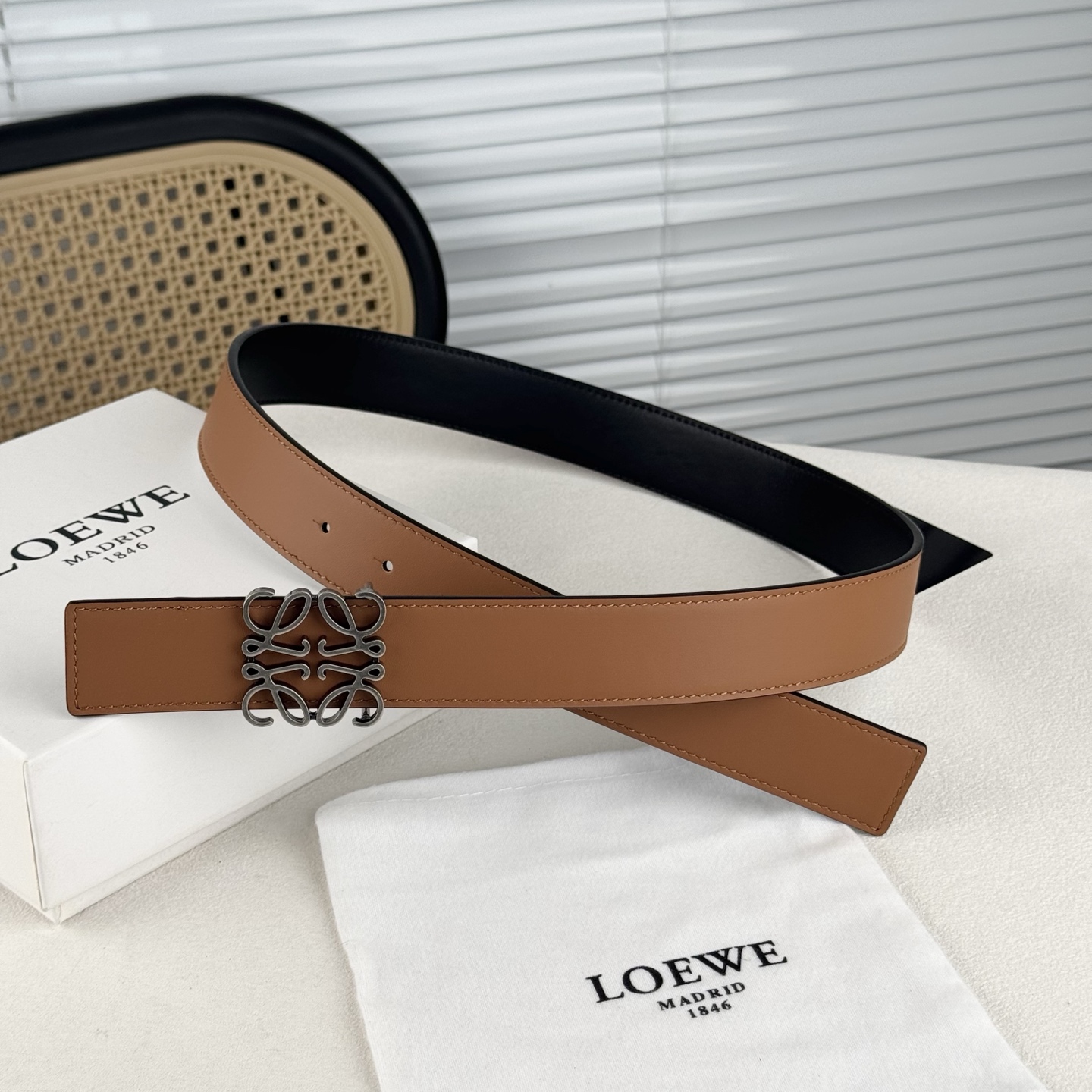  。 Loewe✨罗意w。 经典款！平纹小牛皮腰带  双面均可佩戴。 字母组合平滑扣、手工细致精巧 3.