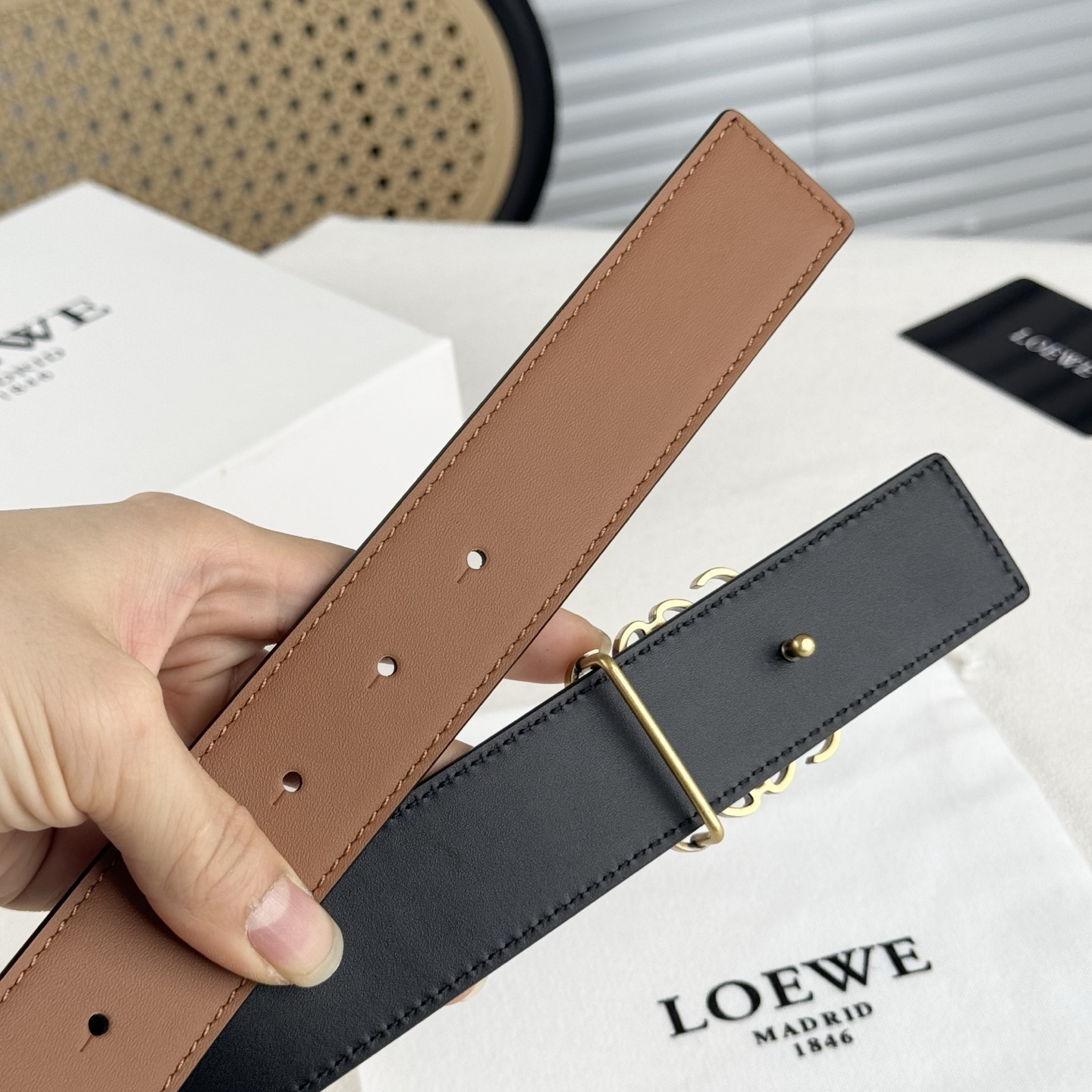  。 Loewe✨罗意w。 经典款！平纹小牛皮腰带  双面均可佩戴。 字母组合平滑扣、手工细致精巧 3.