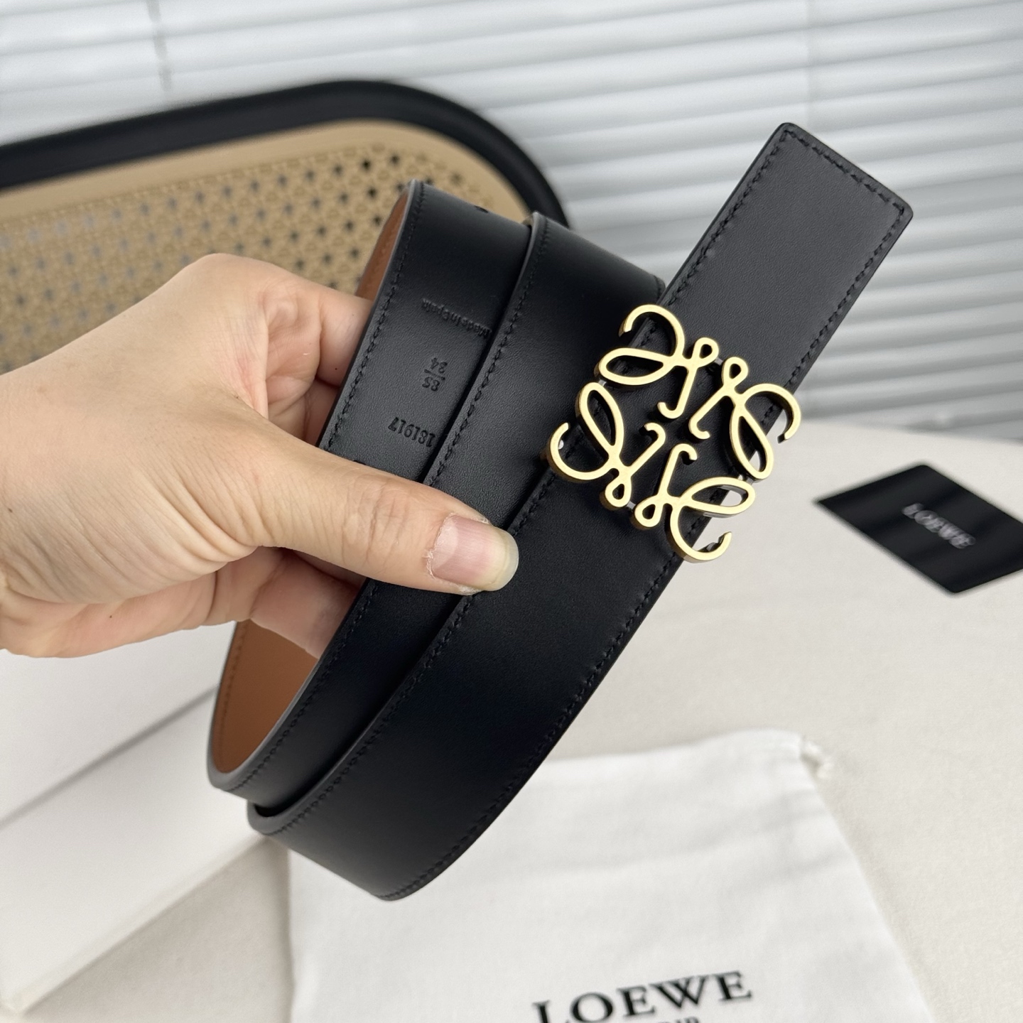  。 Loewe✨罗意w。 经典款！平纹小牛皮腰带  双面均可佩戴。 字母组合平滑扣、手工细致精巧 3.