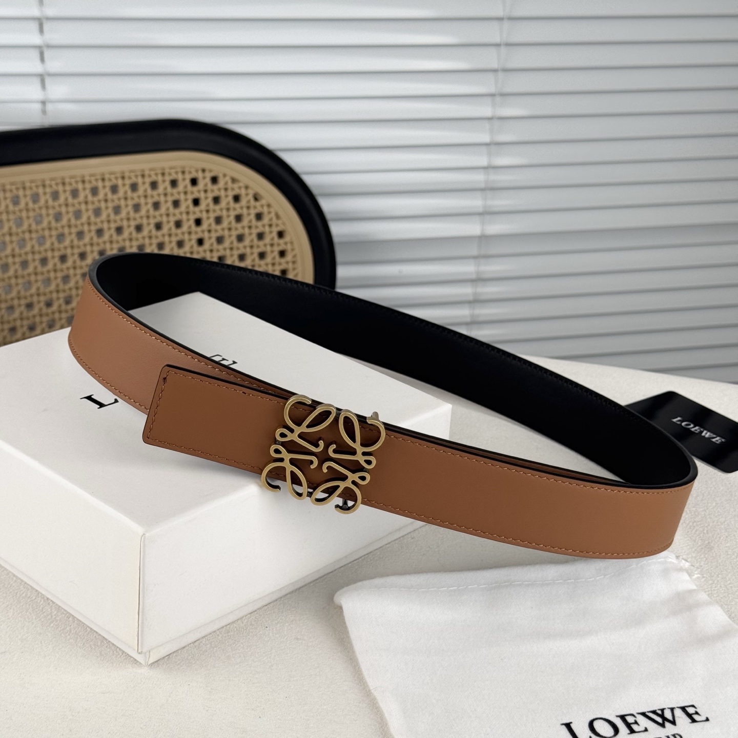  。 Loewe✨罗意w。 经典款！平纹小牛皮腰带  双面均可佩戴。 字母组合平滑扣、手工细致精巧 3.
