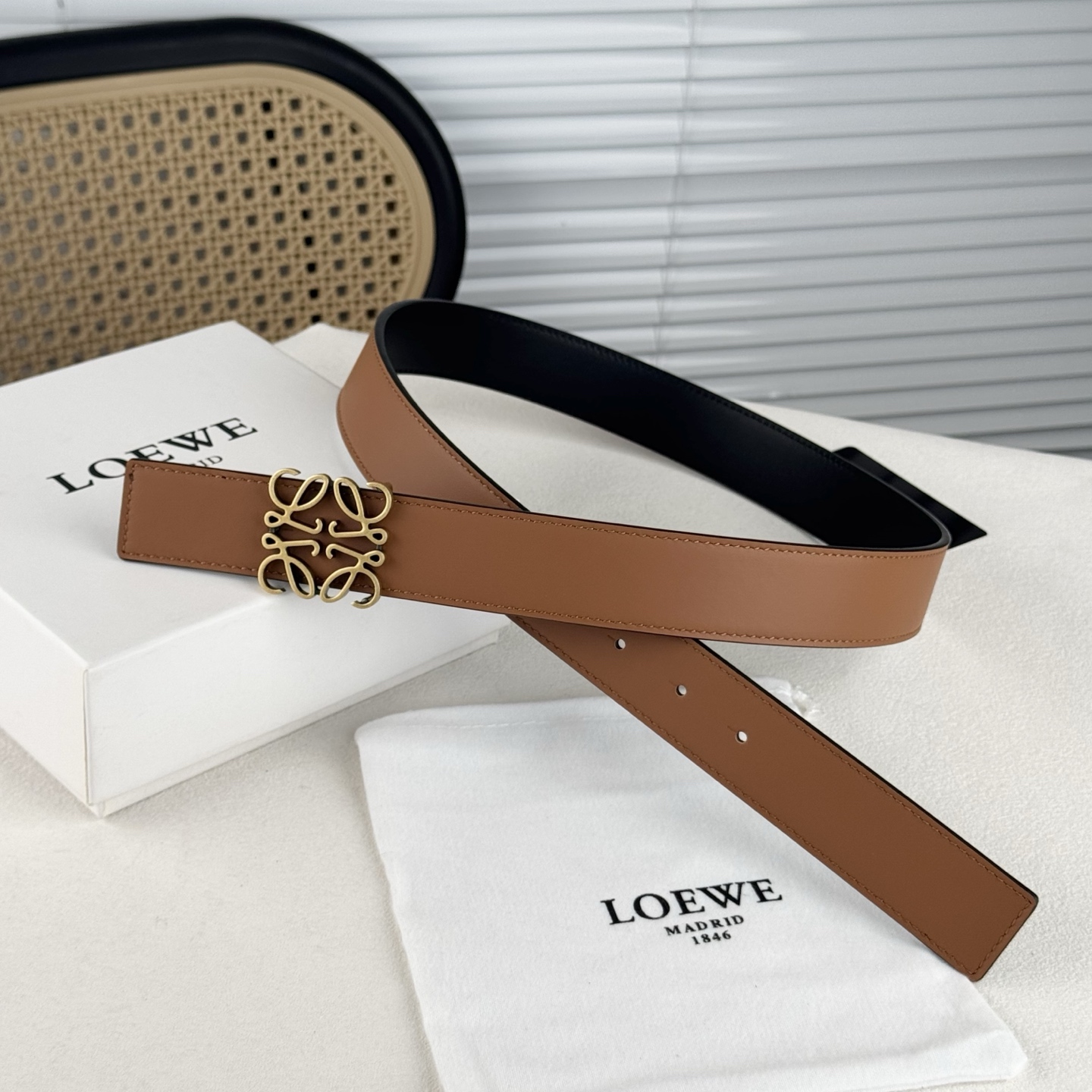  。 Loewe✨罗意w。 经典款！平纹小牛皮腰带  双面均可佩戴。 字母组合平滑扣、手工细致精巧 3.