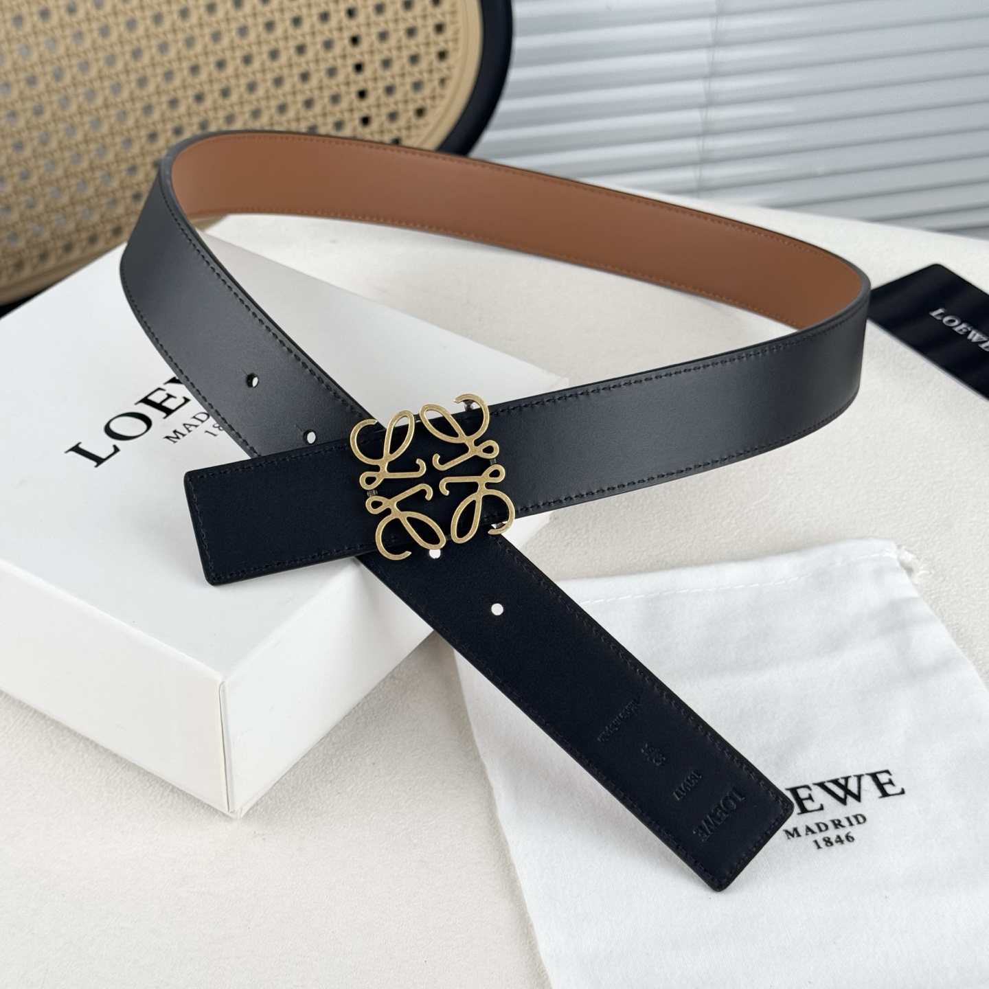  。 Loewe✨罗意w。 经典款！平纹小牛皮腰带  双面均可佩戴。 字母组合平滑扣、手工细致精巧 3.