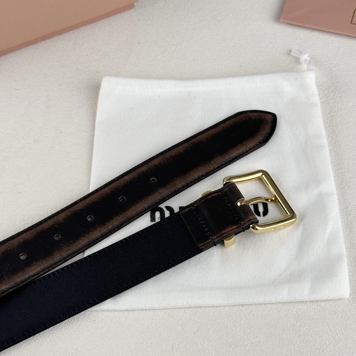 。金属搭扣. 腰带环饰有激光雕刻徽标，这款擦色工艺皮革腰带设计简约而优雅 ，腰带伴环以Miu Miu徽标
