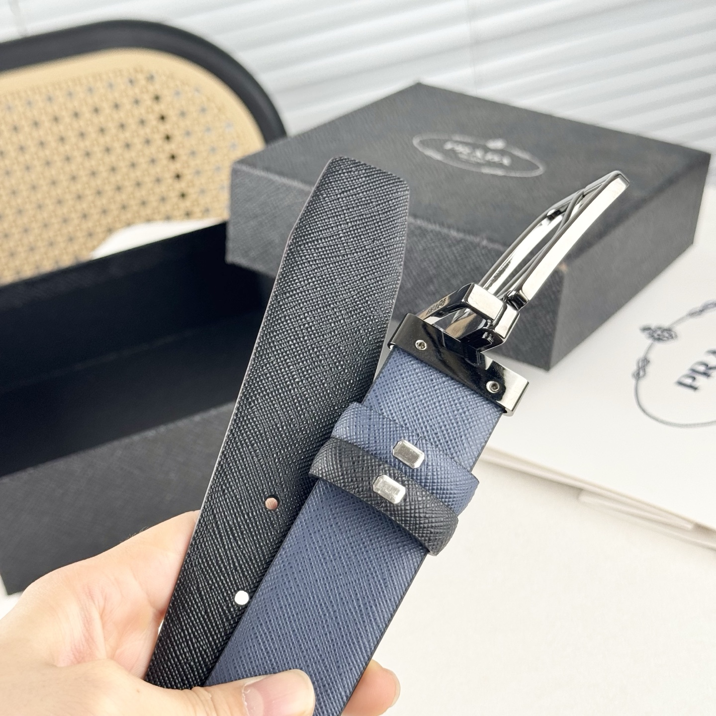 。 普拉D。 头层牛皮 宽3.5CM 
官网同步，纯铜金属标识，适合商务低调人士！