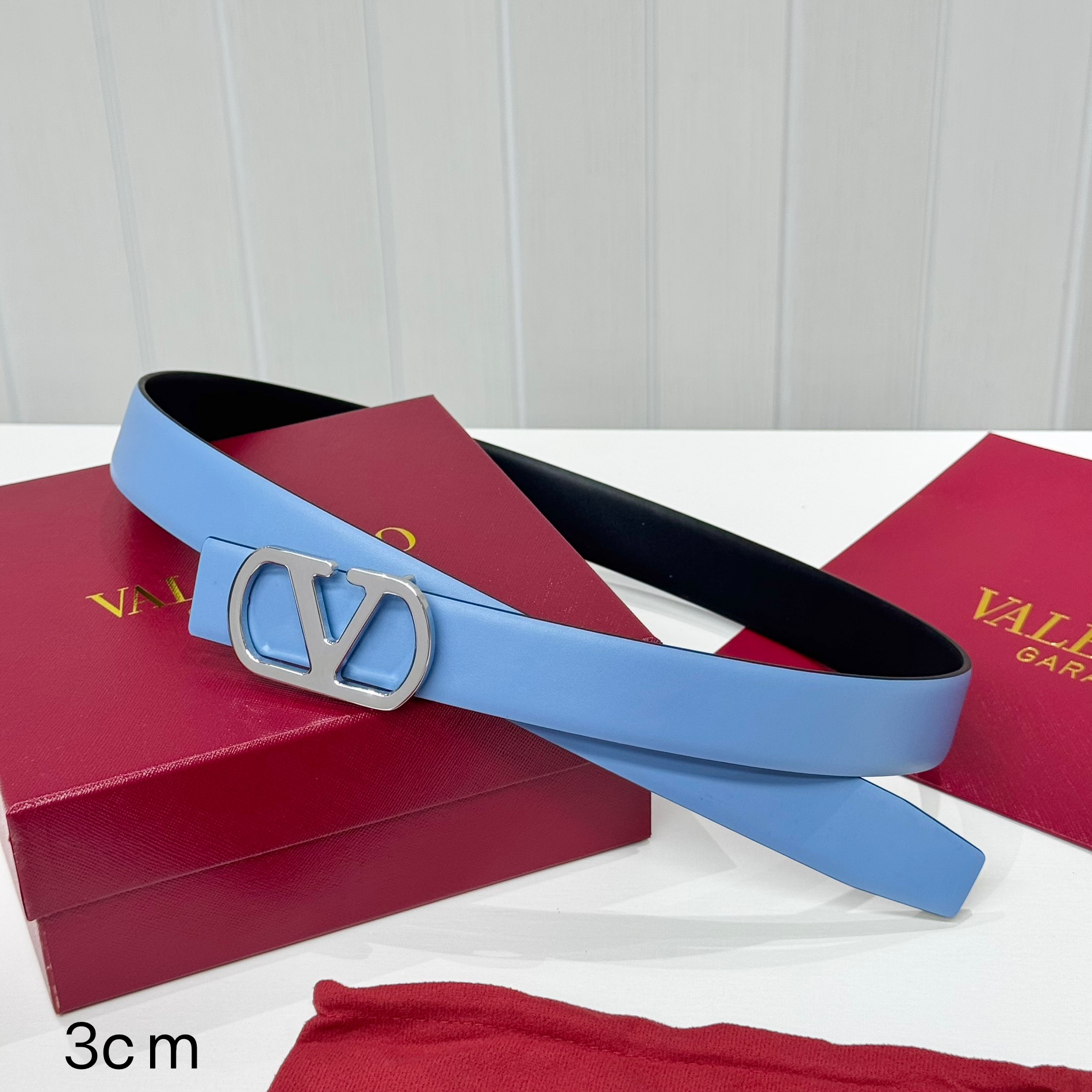 。 华伦天奴经典系列，尺寸3cm五金采用logo经典款式，双面均可佩戴！一款不撞款的腰带！