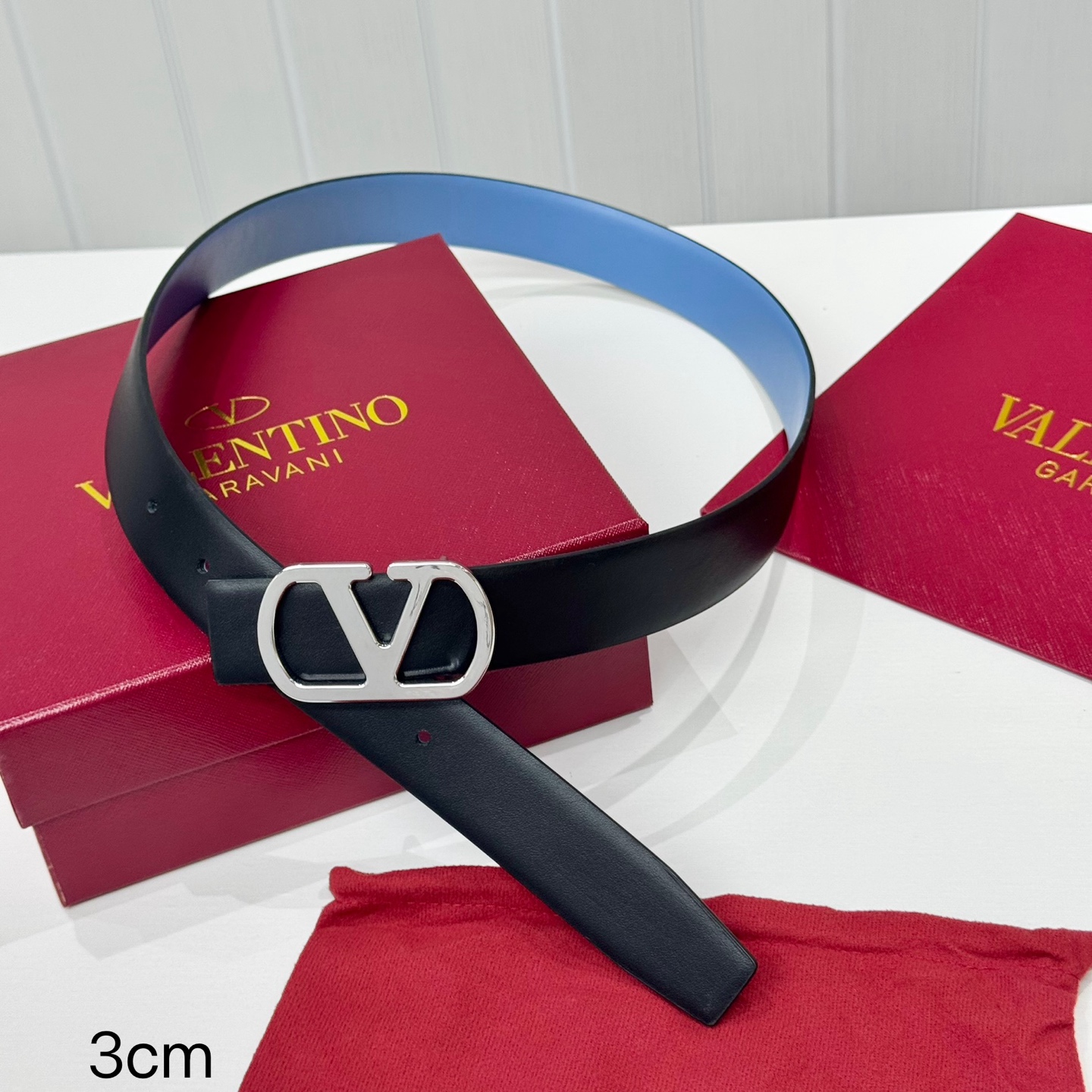 。 华伦天奴经典系列，尺寸3cm五金采用logo经典款式，双面均可佩戴！一款不撞款的腰带！