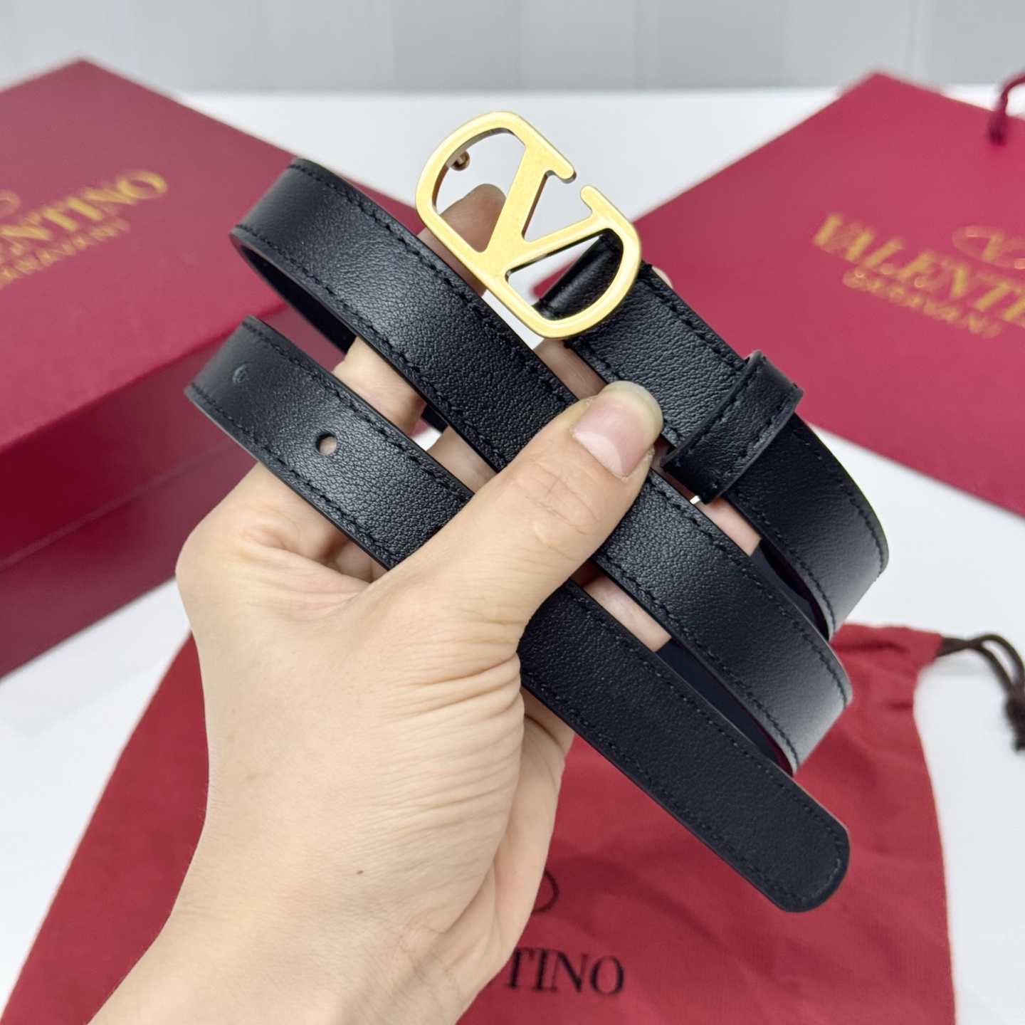。华伦天奴经典系列，尺寸2cm五金采用logo经典款式，小巧精致，一款不撞款的腰带！