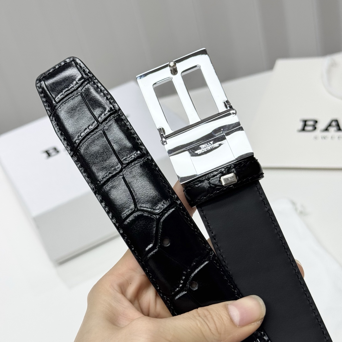 。 BALLY (巴利) 专柜同款 35毫米，款式经典。精心设计的金属搭扣，时尚又年轻，百搭款式！