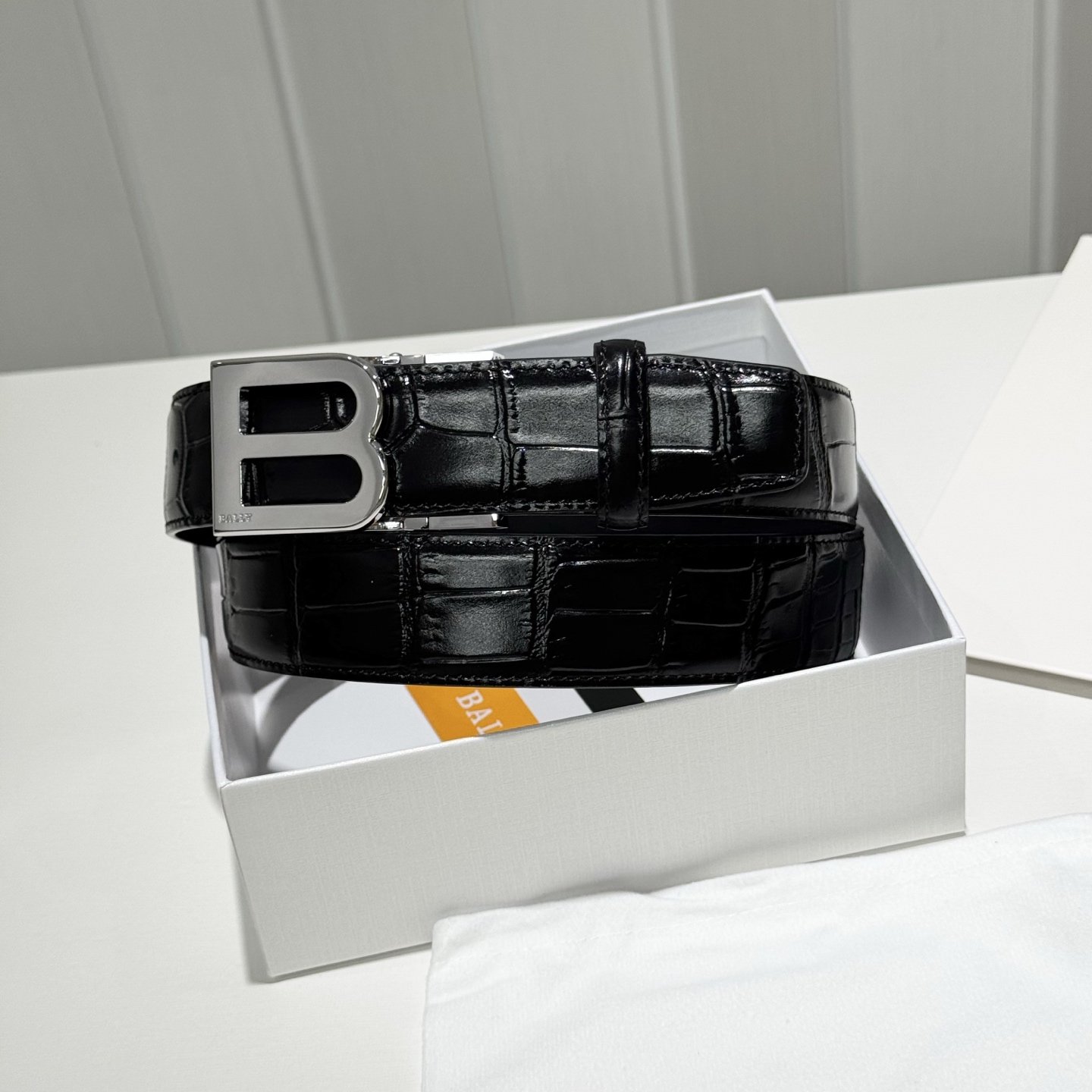 。 BALLY (巴利) 专柜同款 35毫米，款式经典。精心设计的金属搭扣，时尚又年轻，百搭款式！