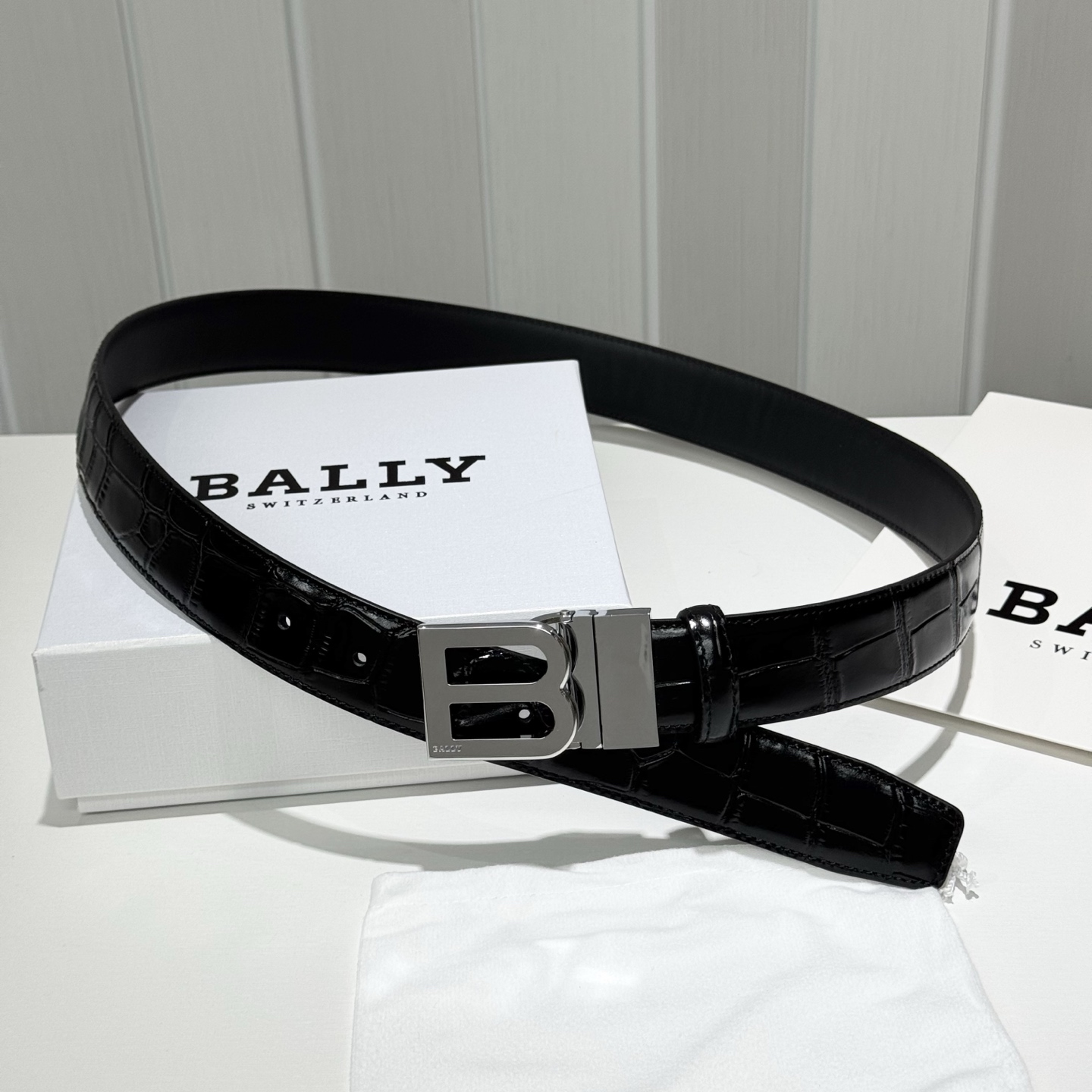 。 BALLY (巴利) 专柜同款 35毫米，款式经典。精心设计的金属搭扣，时尚又年轻，百搭款式！