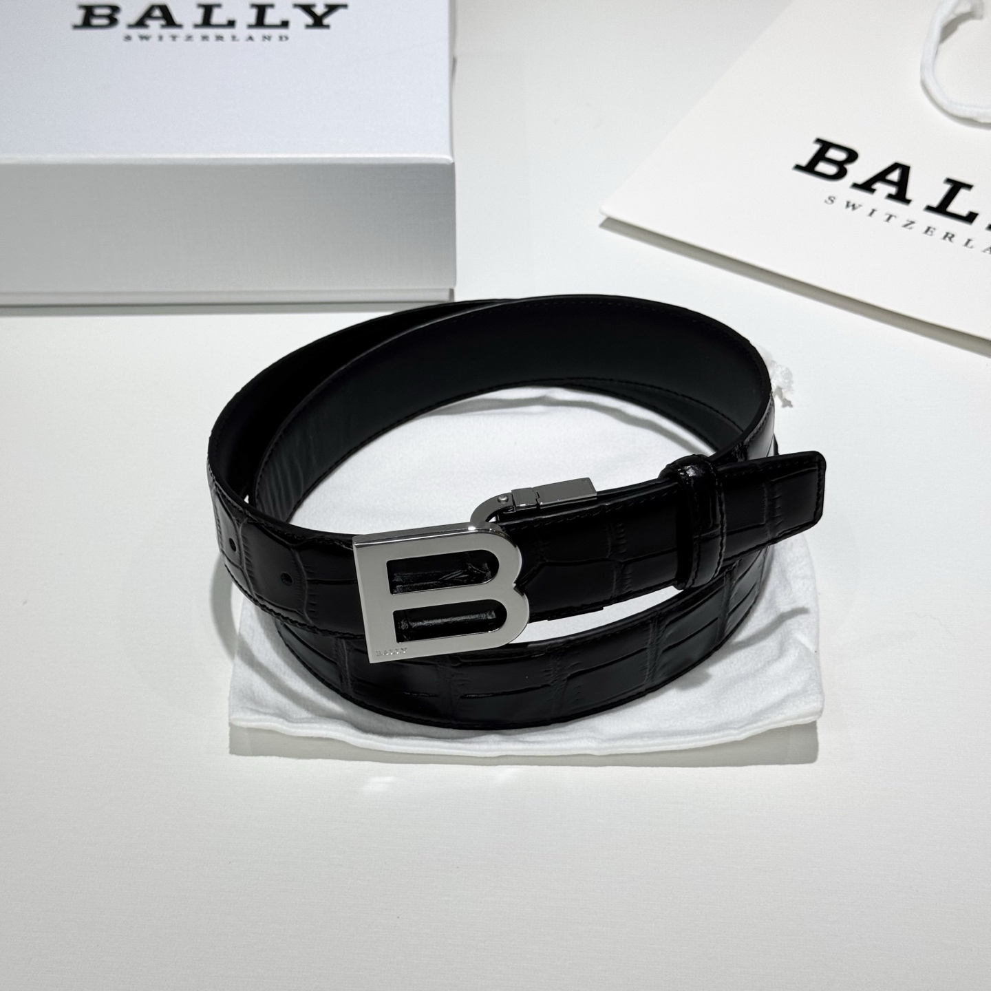 。 BALLY (巴利) 专柜同款 35毫米，款式经典。精心设计的金属搭扣，时尚又年轻，百搭款式！