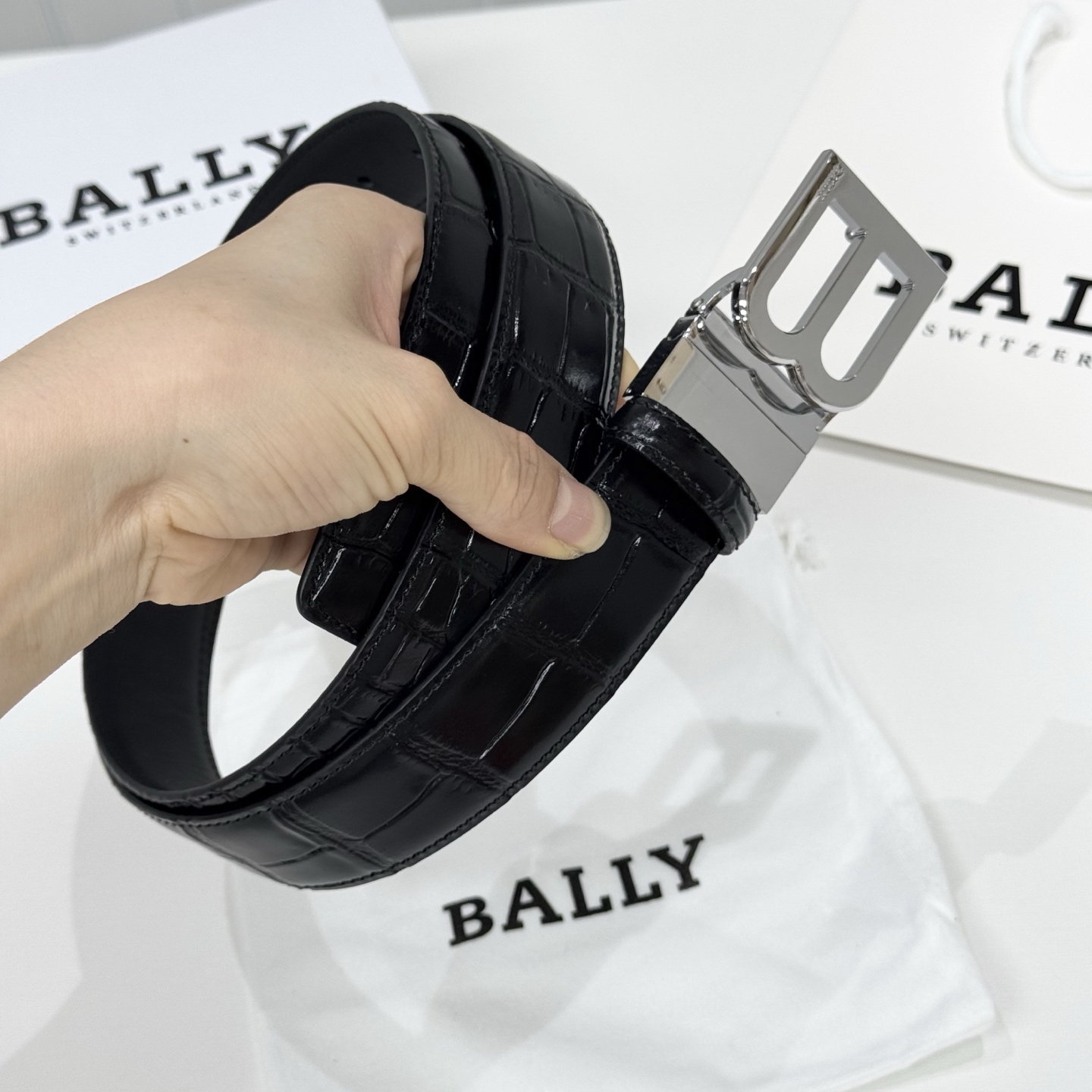 。 BALLY (巴利) 专柜同款 35毫米，款式经典。精心设计的金属搭扣，时尚又年轻，百搭款式！