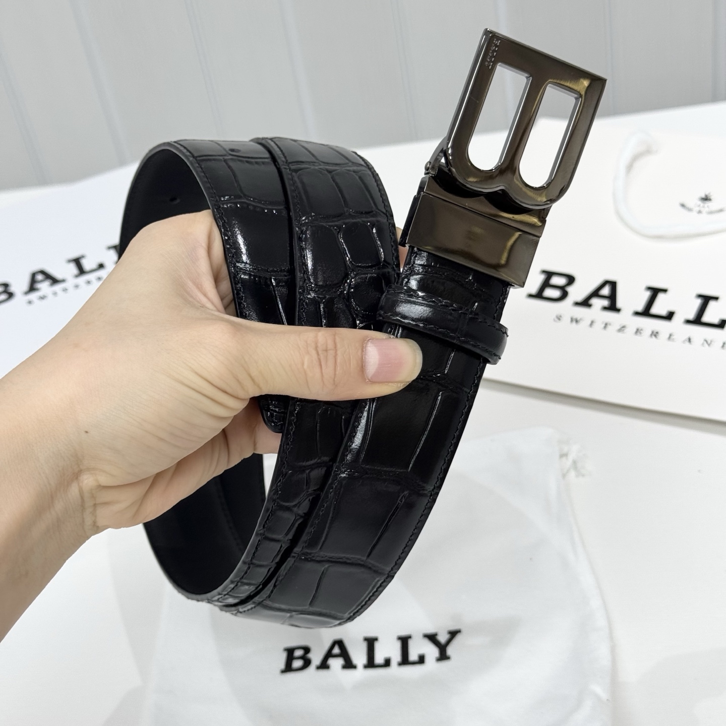 。 BALLY (巴利) 专柜同款 35毫米，款式经典。精心设计的金属搭扣，时尚又年轻，百搭款式！