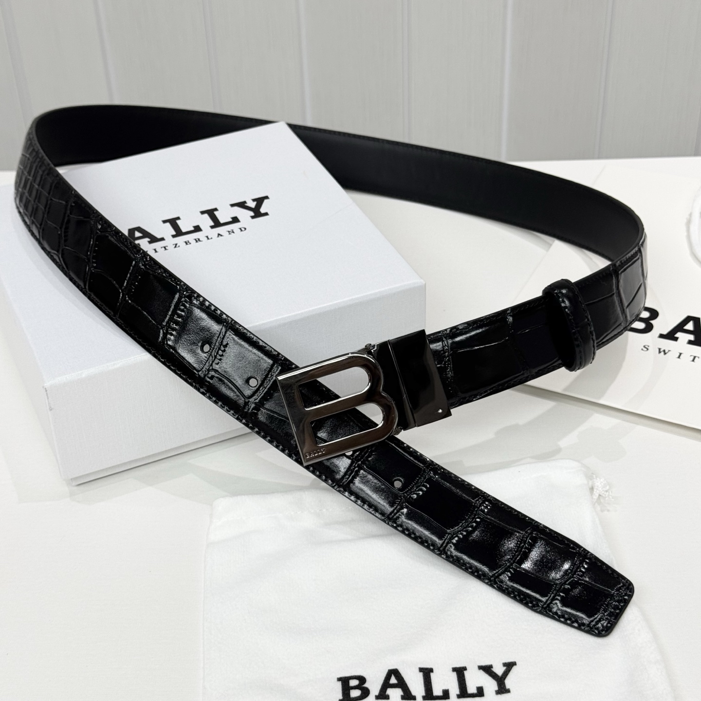 。 BALLY (巴利) 专柜同款 35毫米，款式经典。精心设计的金属搭扣，时尚又年轻，百搭款式！