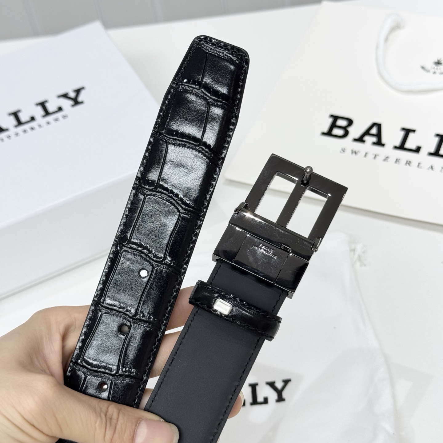 。 BALLY (巴利) 专柜同款 35毫米，款式经典。精心设计的金属搭扣，时尚又年轻，百搭款式！