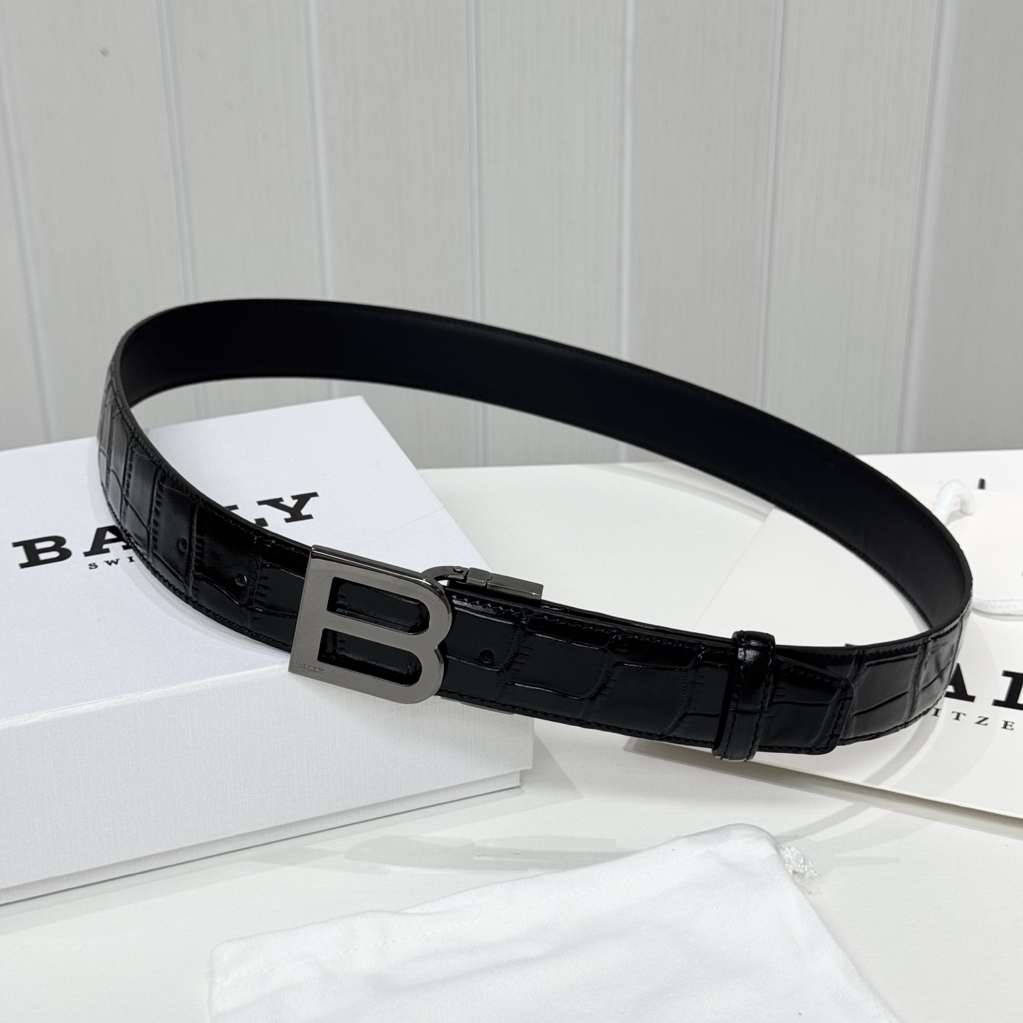 。 BALLY (巴利) 专柜同款 35毫米，款式经典。精心设计的金属搭扣，时尚又年轻，百搭款式！