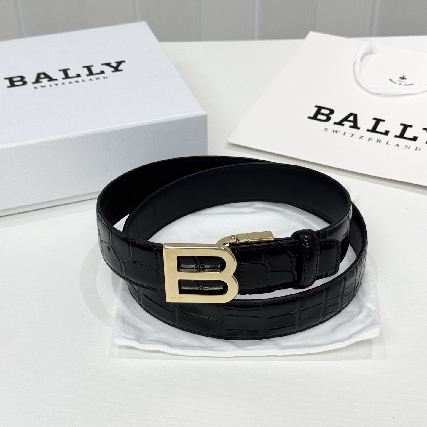 。 BALLY (巴利) 专柜同款 35毫米，款式经典。精心设计的金属搭扣，时尚又年轻，百搭款式！