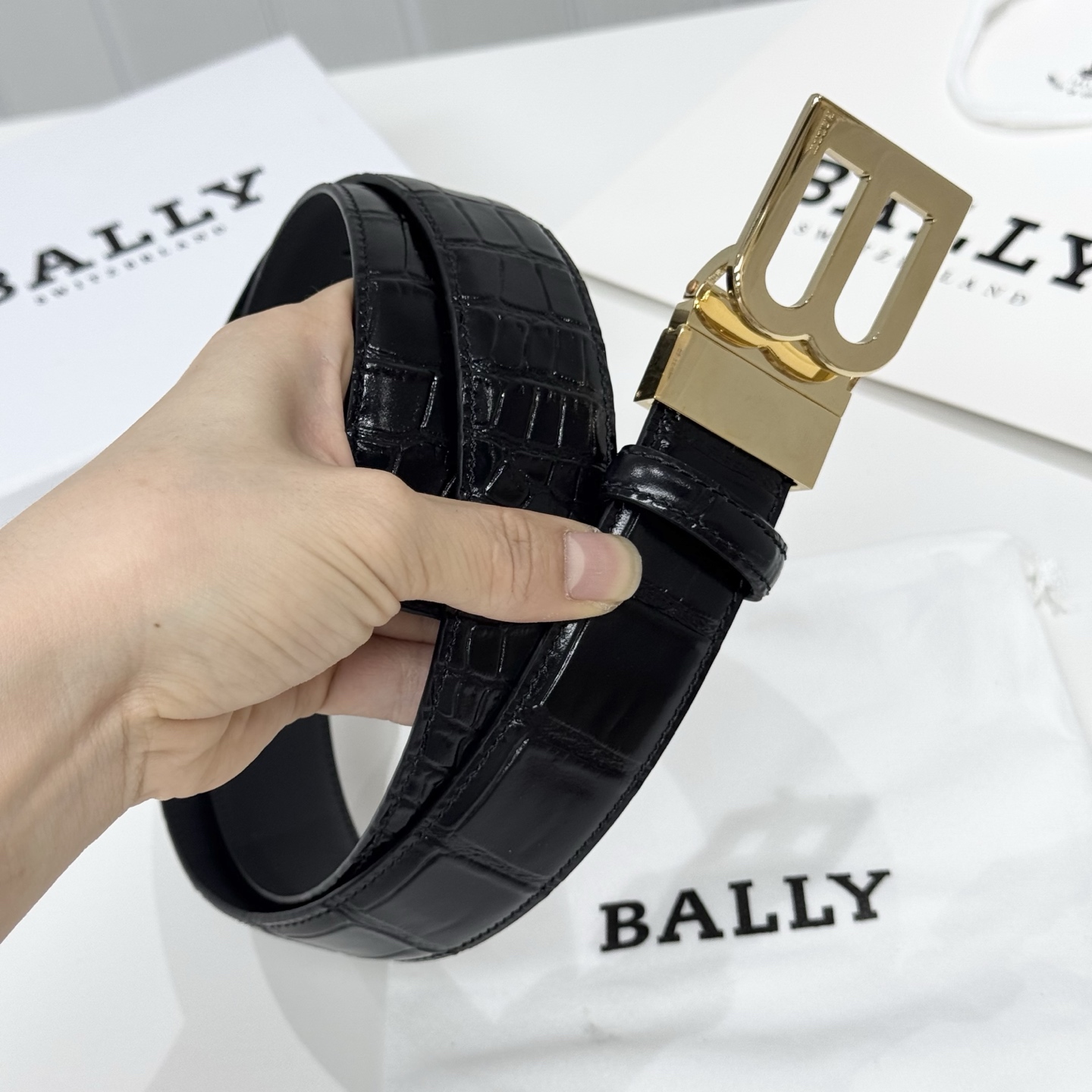 。 BALLY (巴利) 专柜同款 35毫米，款式经典。精心设计的金属搭扣，时尚又年轻，百搭款式！