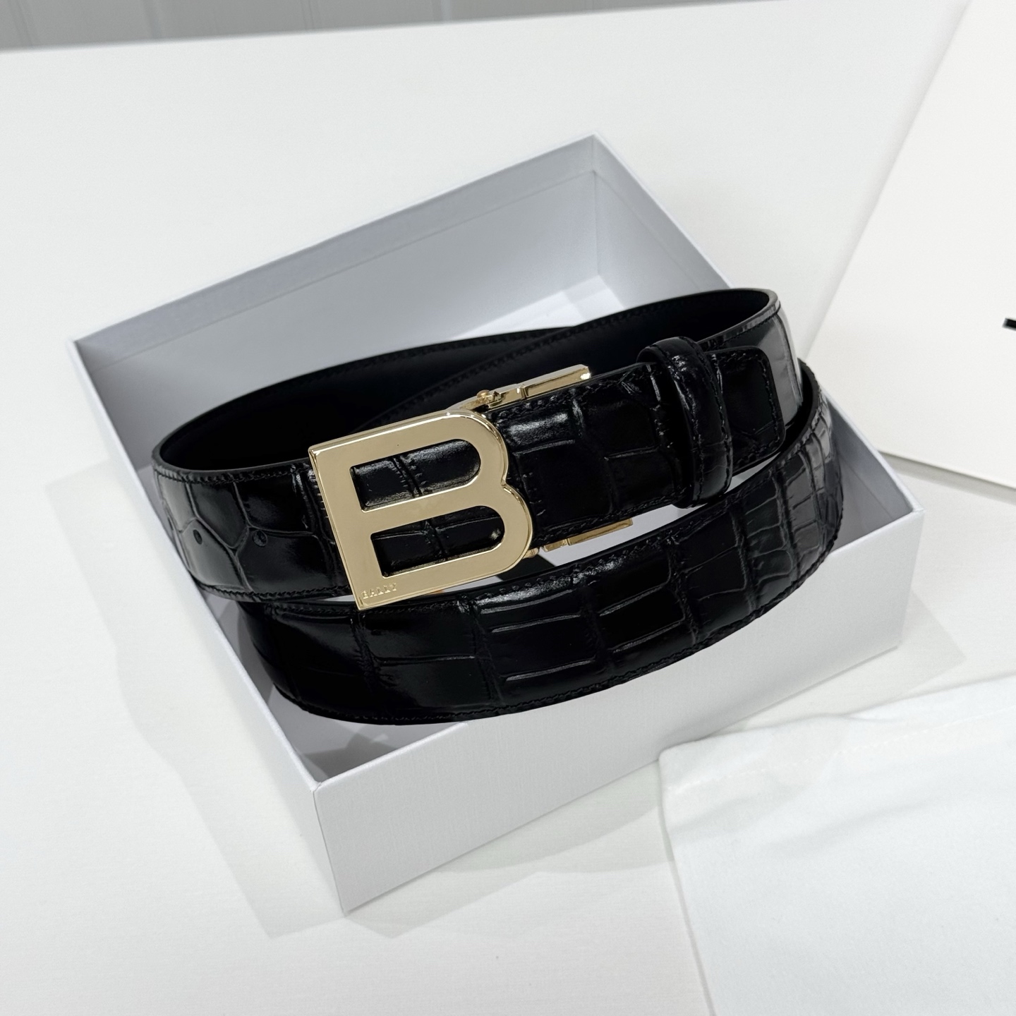 。 BALLY (巴利) 专柜同款 35毫米，款式经典。精心设计的金属搭扣，时尚又年轻，百搭款式！