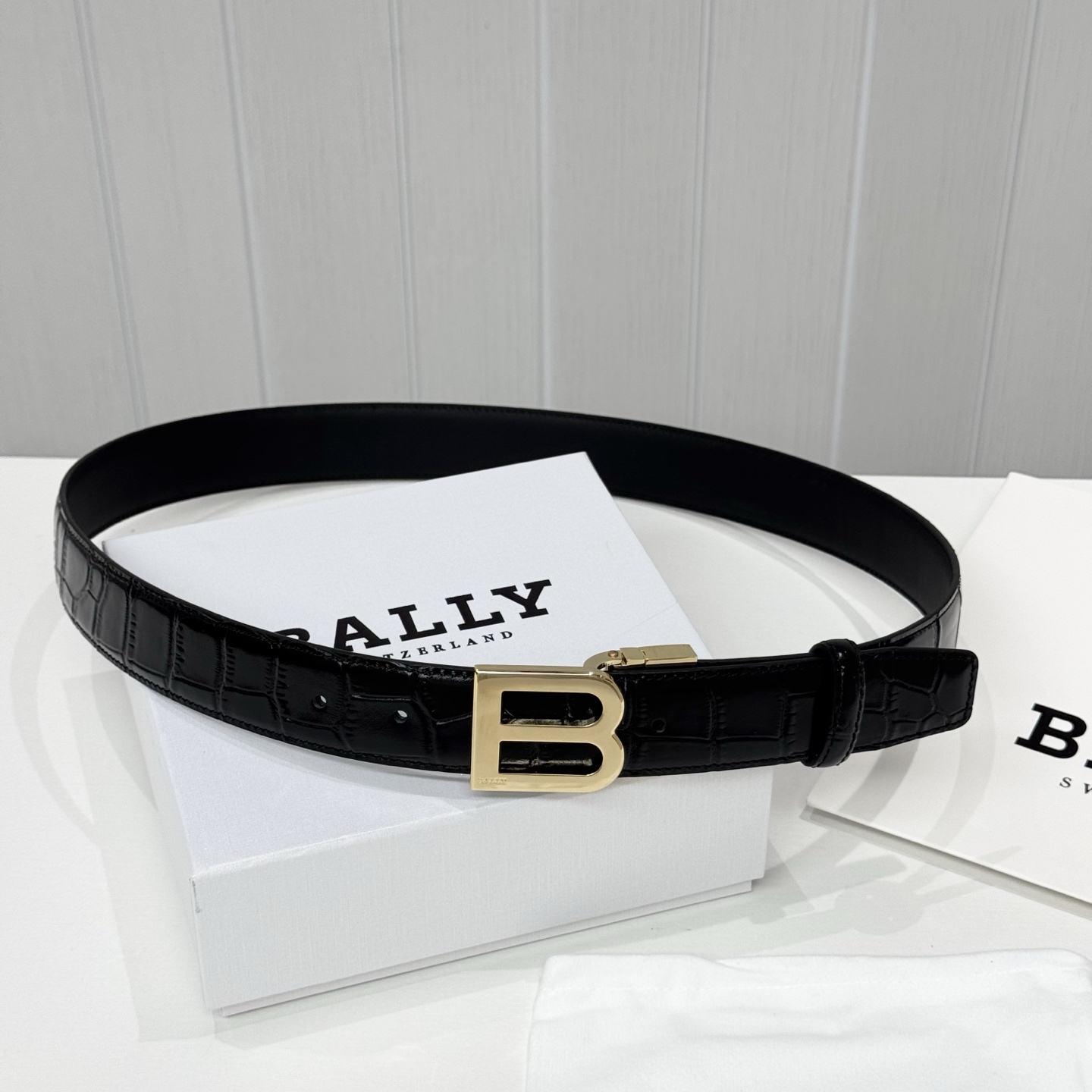 。 BALLY (巴利) 专柜同款 35毫米，款式经典。精心设计的金属搭扣，时尚又年轻，百搭款式！