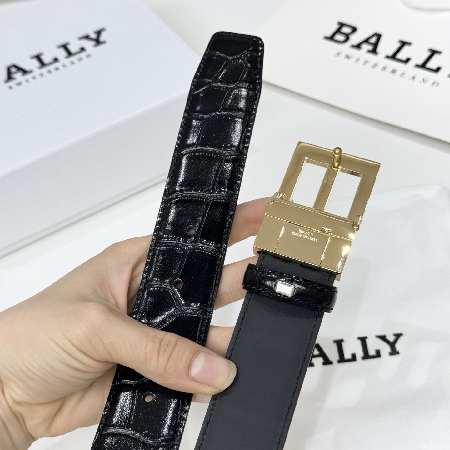 。 BALLY (巴利) 专柜同款 35毫米，款式经典。精心设计的金属搭扣，时尚又年轻，百搭款式！
