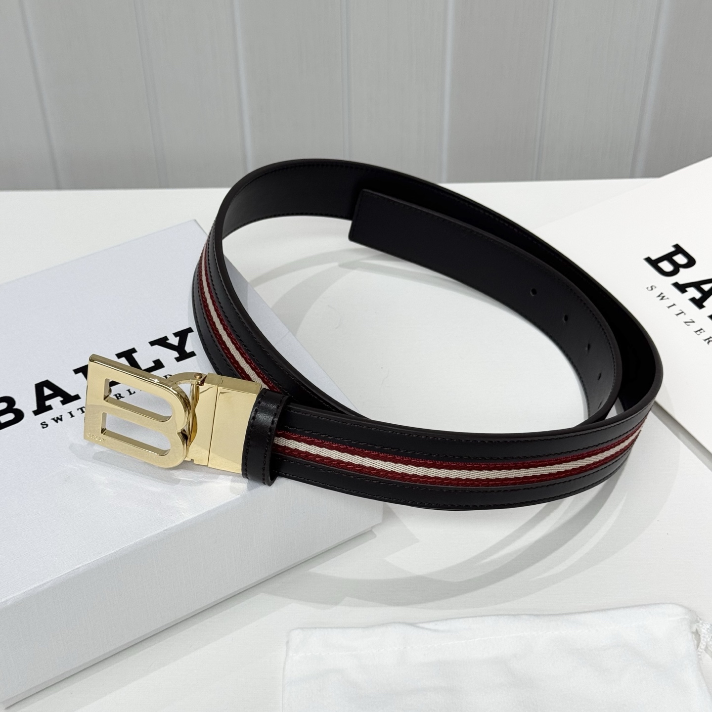 。 BALLY (巴利) 专柜同款 35毫米，款式经典。精心设计的金属搭扣，时尚又年轻，百搭款式！