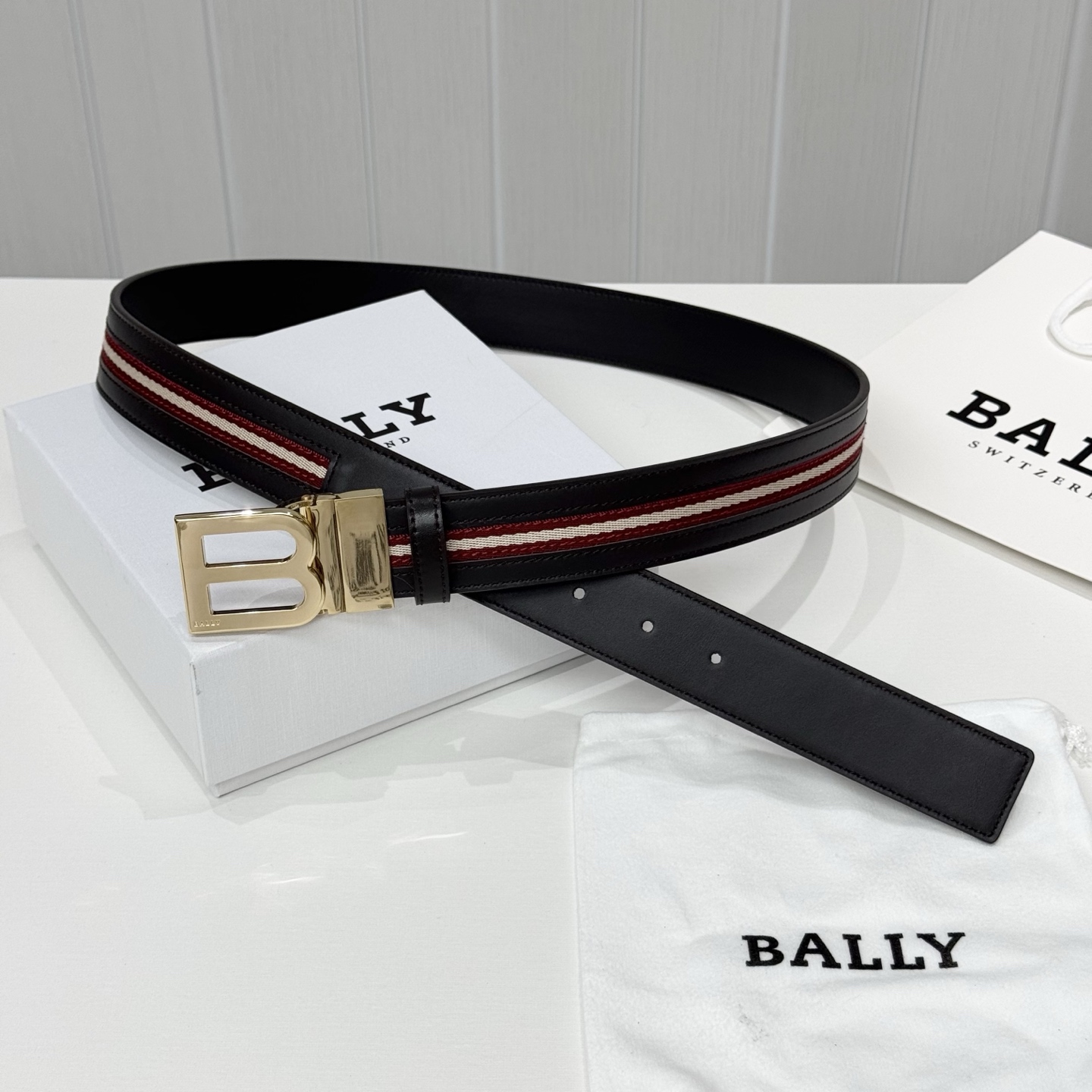 。 BALLY (巴利) 专柜同款 35毫米，款式经典。精心设计的金属搭扣，时尚又年轻，百搭款式！