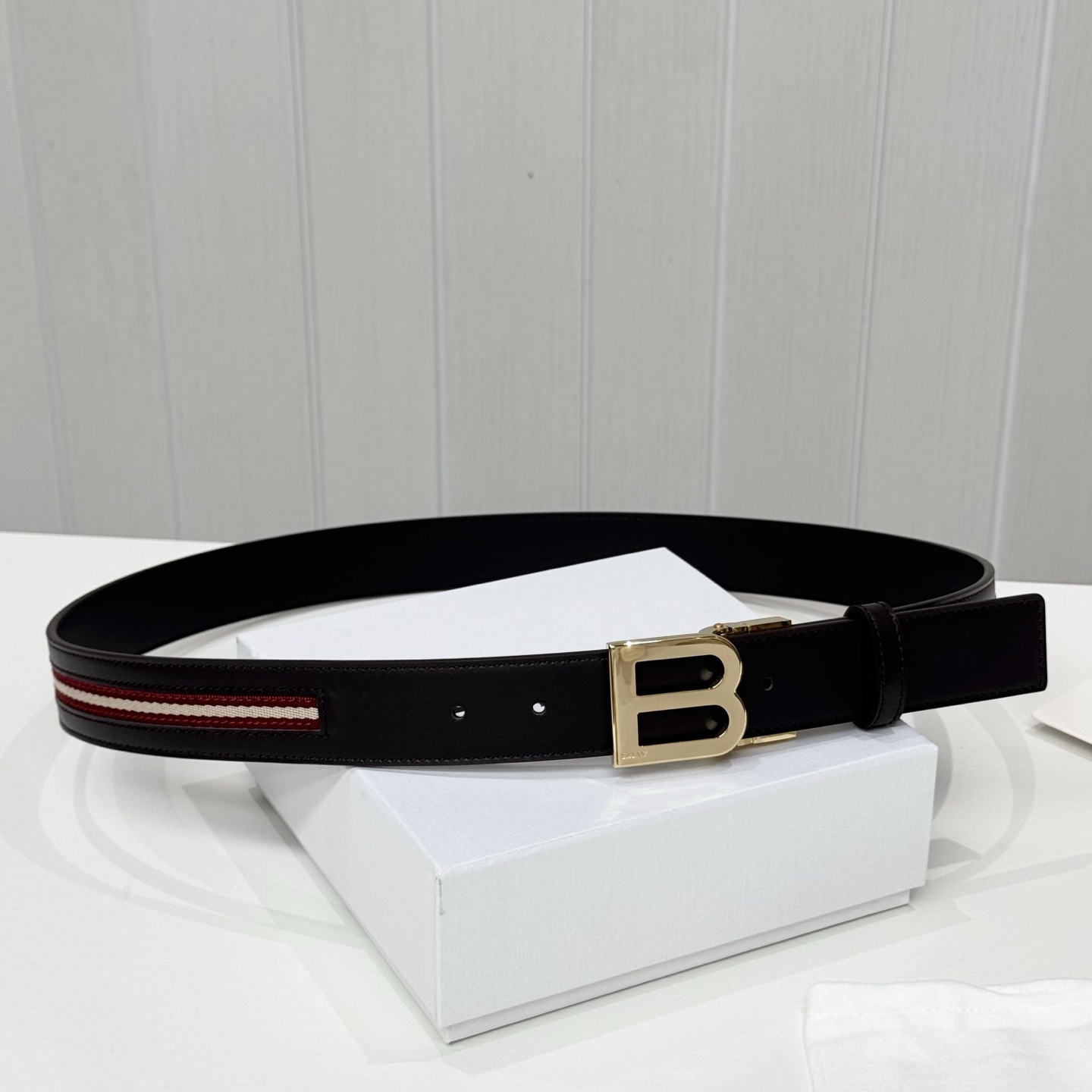 。 BALLY (巴利) 专柜同款 35毫米，款式经典。精心设计的金属搭扣，时尚又年轻，百搭款式！
