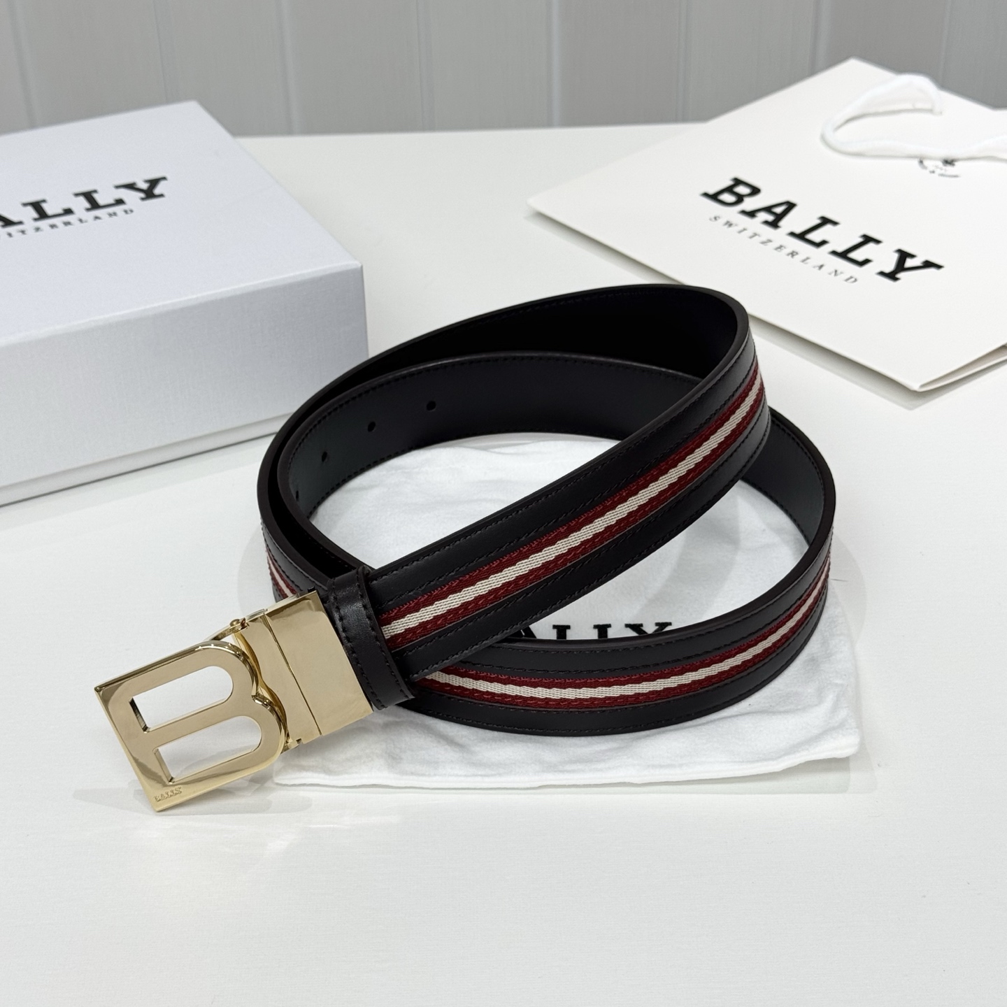 。 BALLY (巴利) 专柜同款 35毫米，款式经典。精心设计的金属搭扣，时尚又年轻，百搭款式！