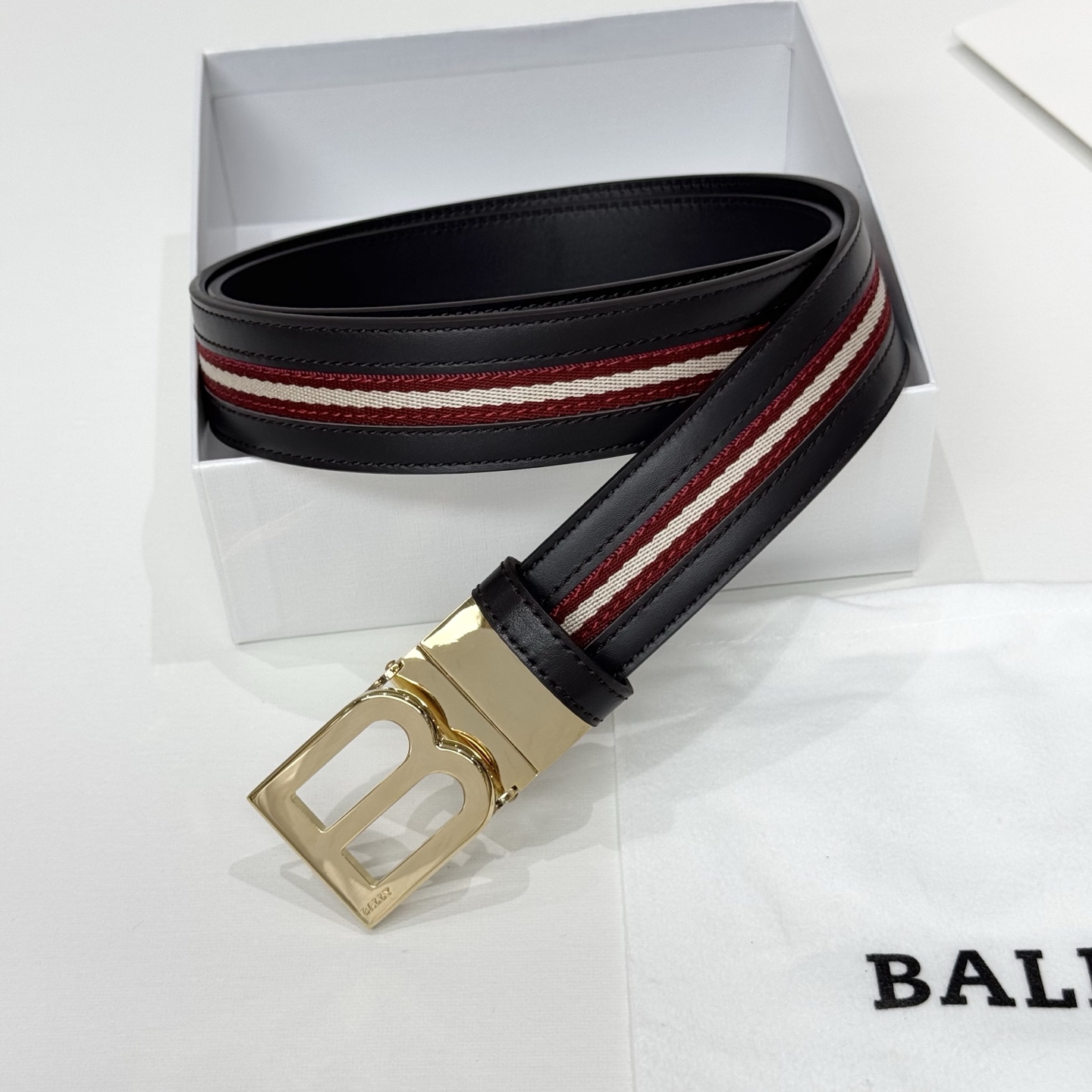 。 BALLY (巴利) 专柜同款 35毫米，款式经典。精心设计的金属搭扣，时尚又年轻，百搭款式！