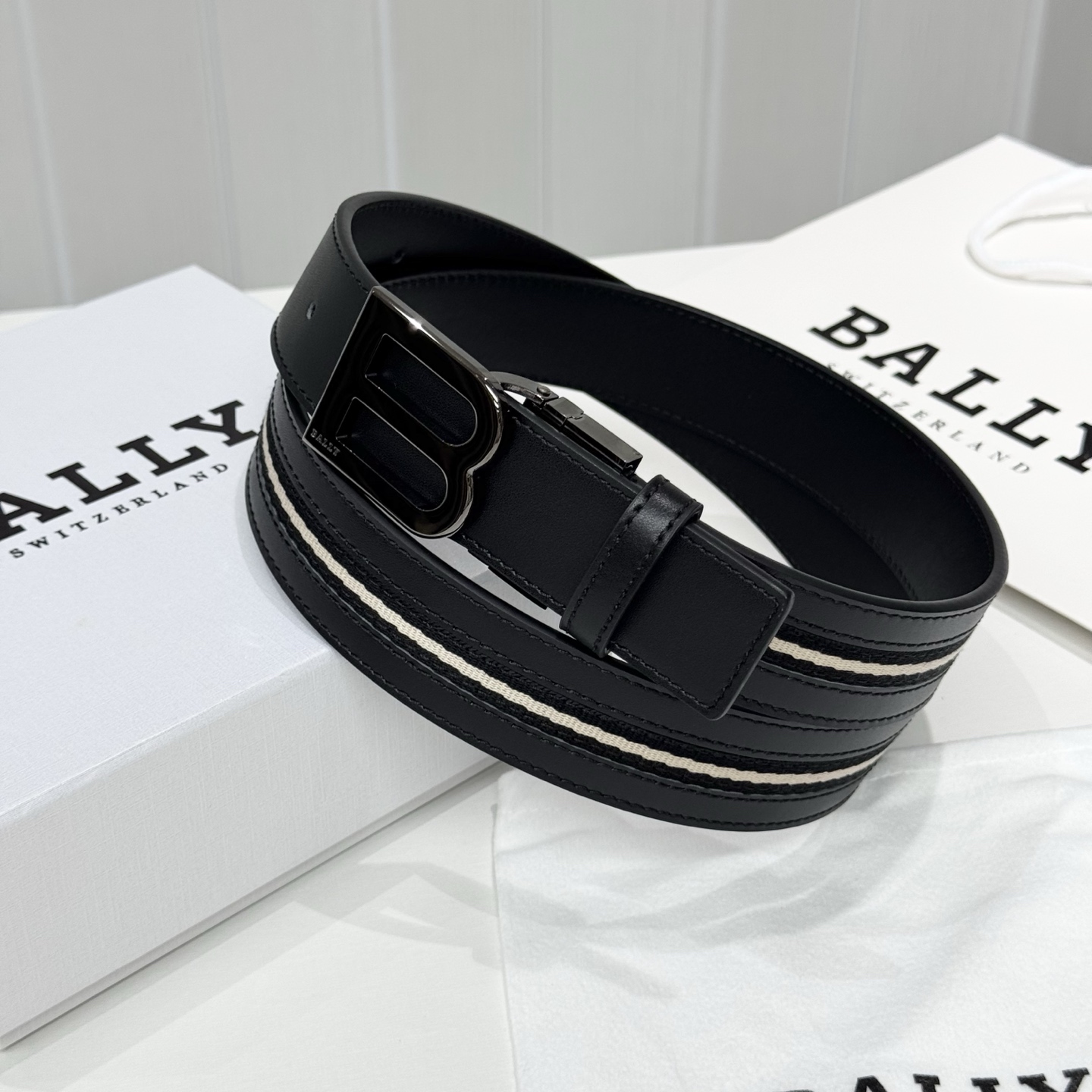 。 BALLY (巴利) 专柜同款 35毫米，款式经典。精心设计的金属搭扣，时尚又年轻，百搭款式！