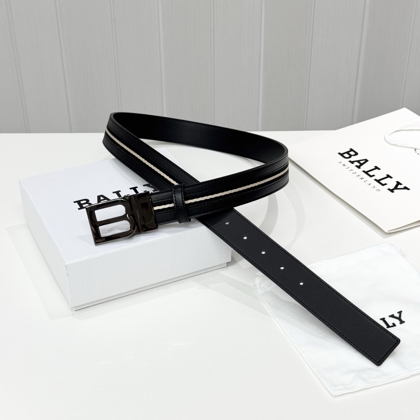 。 BALLY (巴利) 专柜同款 35毫米，款式经典。精心设计的金属搭扣，时尚又年轻，百搭款式！
