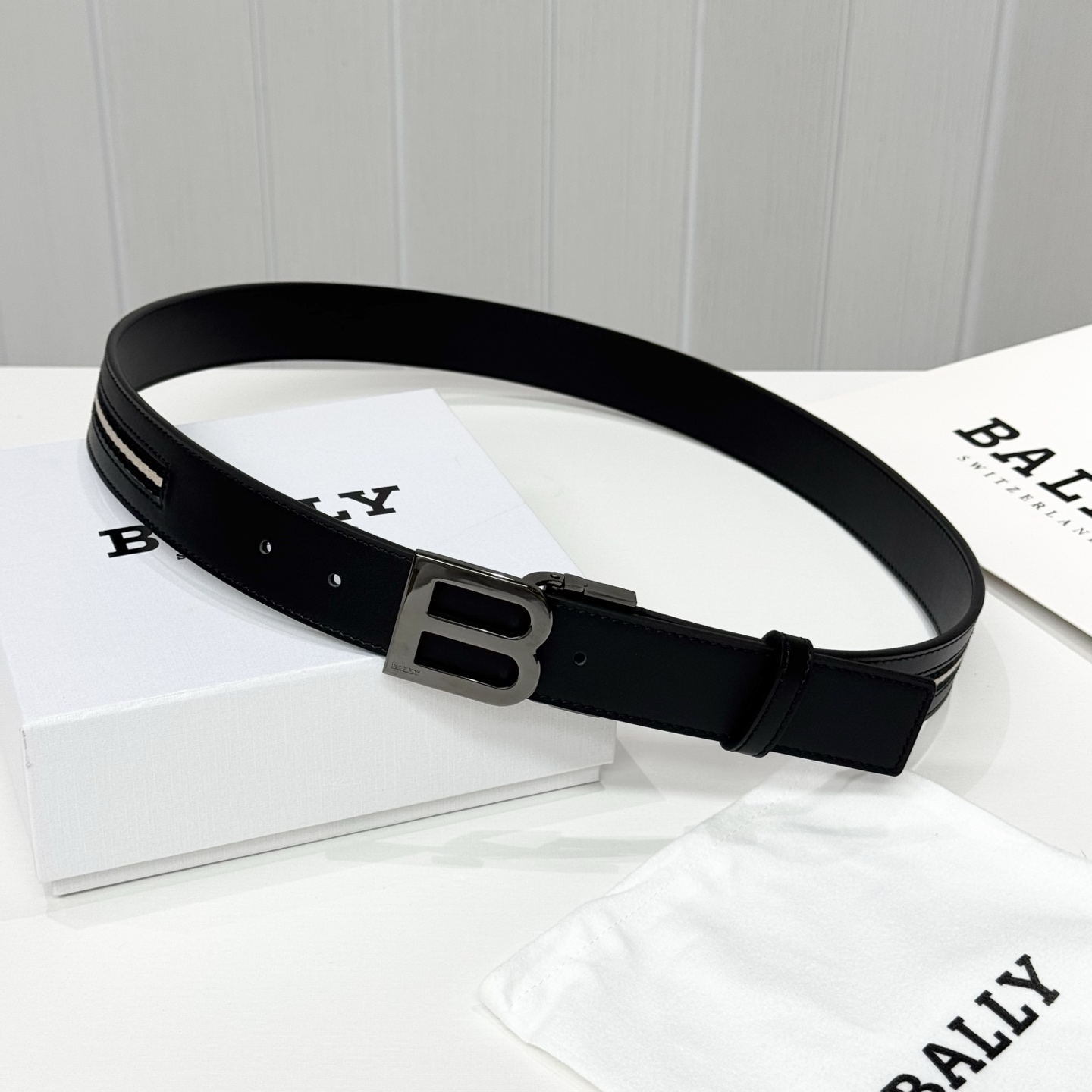 。 BALLY (巴利) 专柜同款 35毫米，款式经典。精心设计的金属搭扣，时尚又年轻，百搭款式！