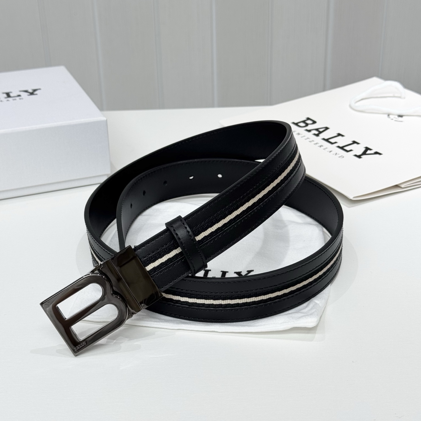 。 BALLY (巴利) 专柜同款 35毫米，款式经典。精心设计的金属搭扣，时尚又年轻，百搭款式！