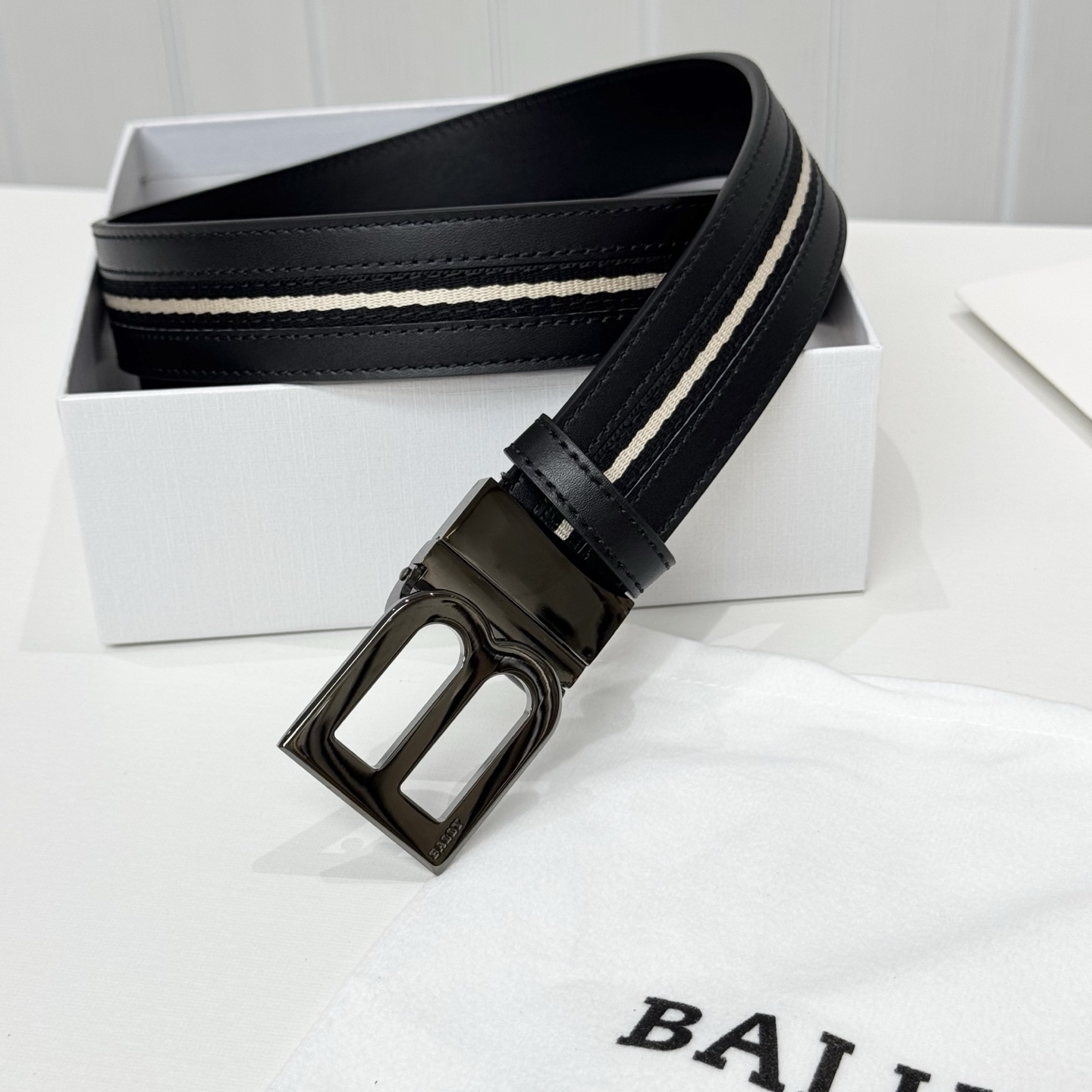 。 BALLY (巴利) 专柜同款 35毫米，款式经典。精心设计的金属搭扣，时尚又年轻，百搭款式！