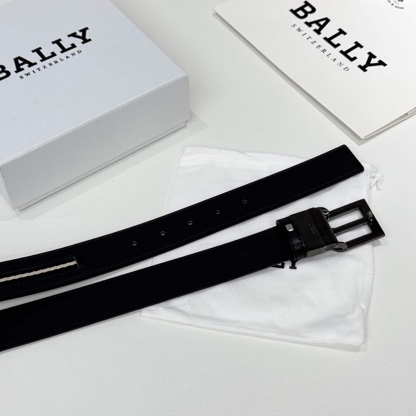 。 BALLY (巴利) 专柜同款 35毫米，款式经典。精心设计的金属搭扣，时尚又年轻，百搭款式！
