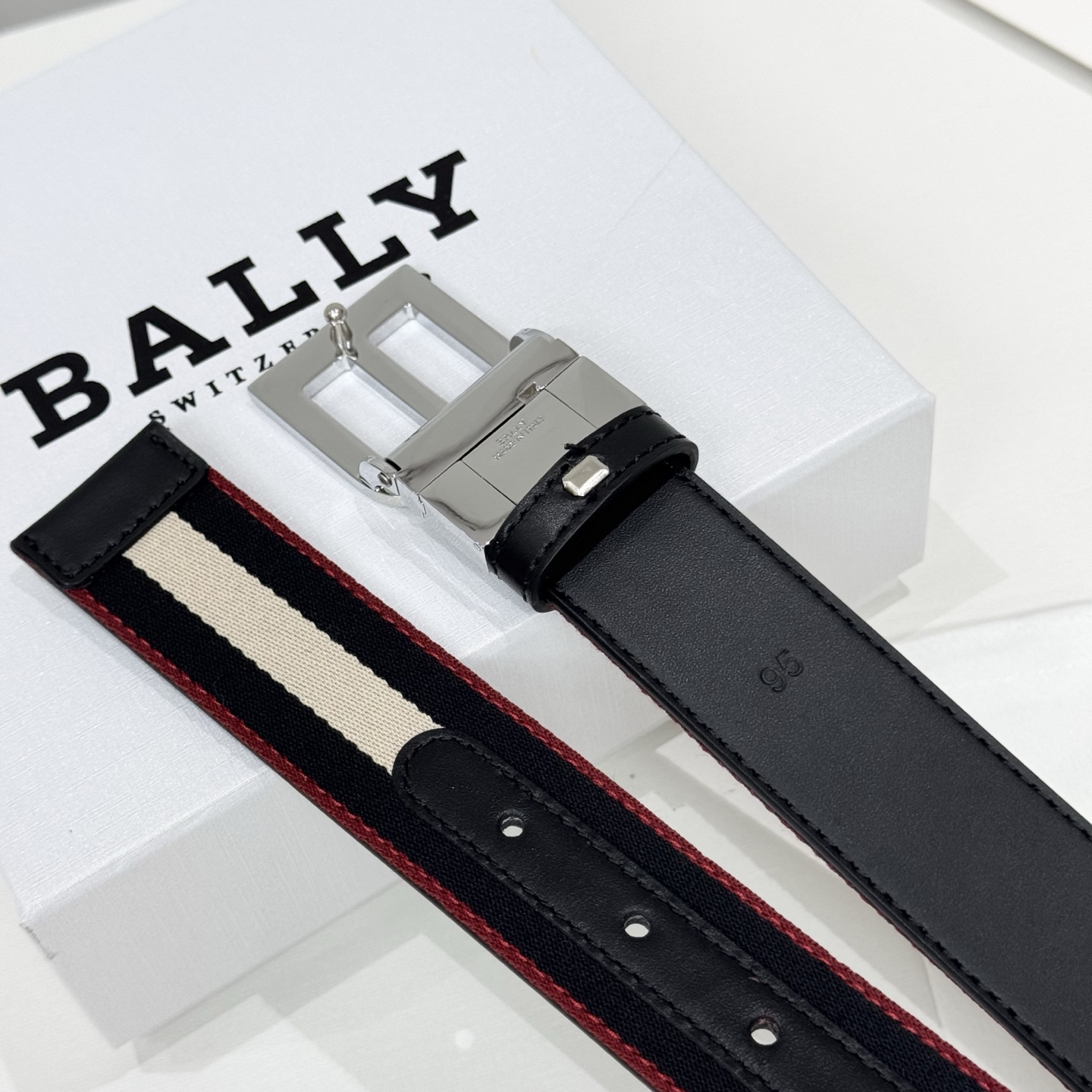 。 BALLY (巴利) 专柜同款 35毫米，款式经典。精心设计的金属搭扣，时尚又年轻，百搭款式！