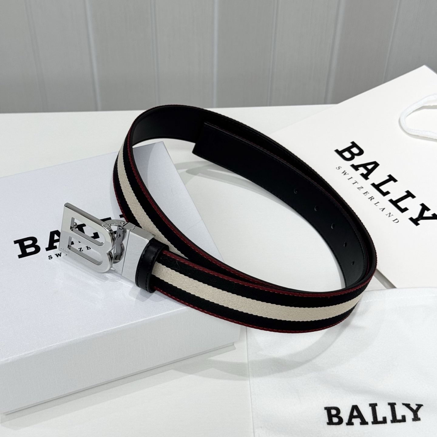 。 BALLY (巴利) 专柜同款 35毫米，款式经典。精心设计的金属搭扣，时尚又年轻，百搭款式！